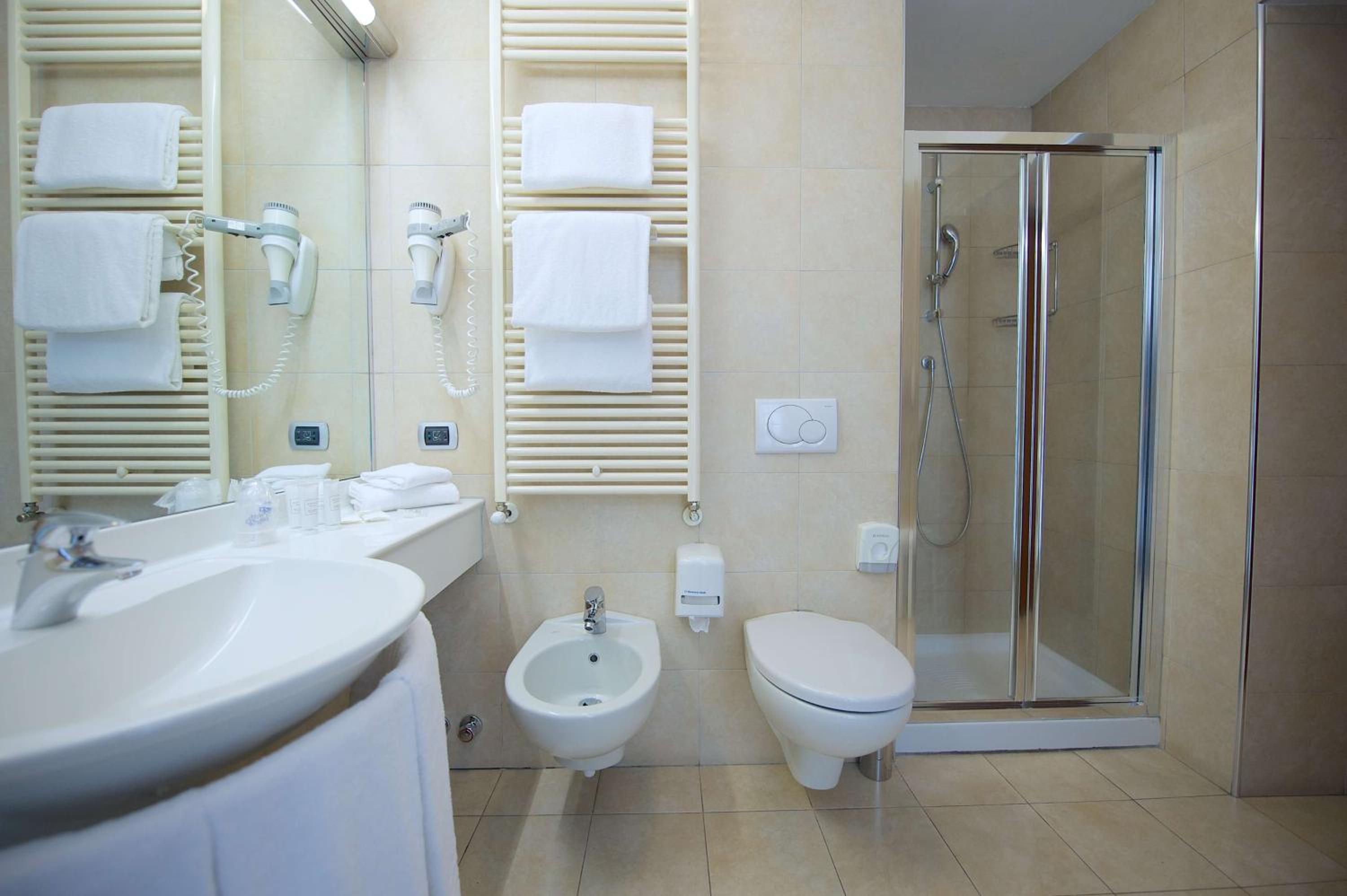Standard Twin Room - Photo 7