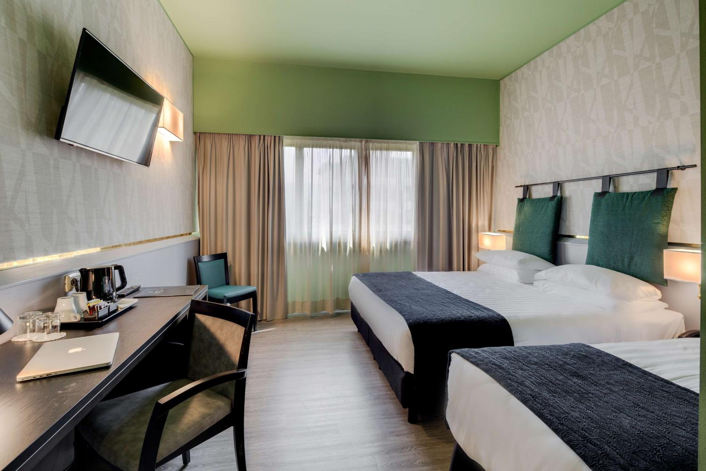 Classic Queen Room with Single Bed photo 2