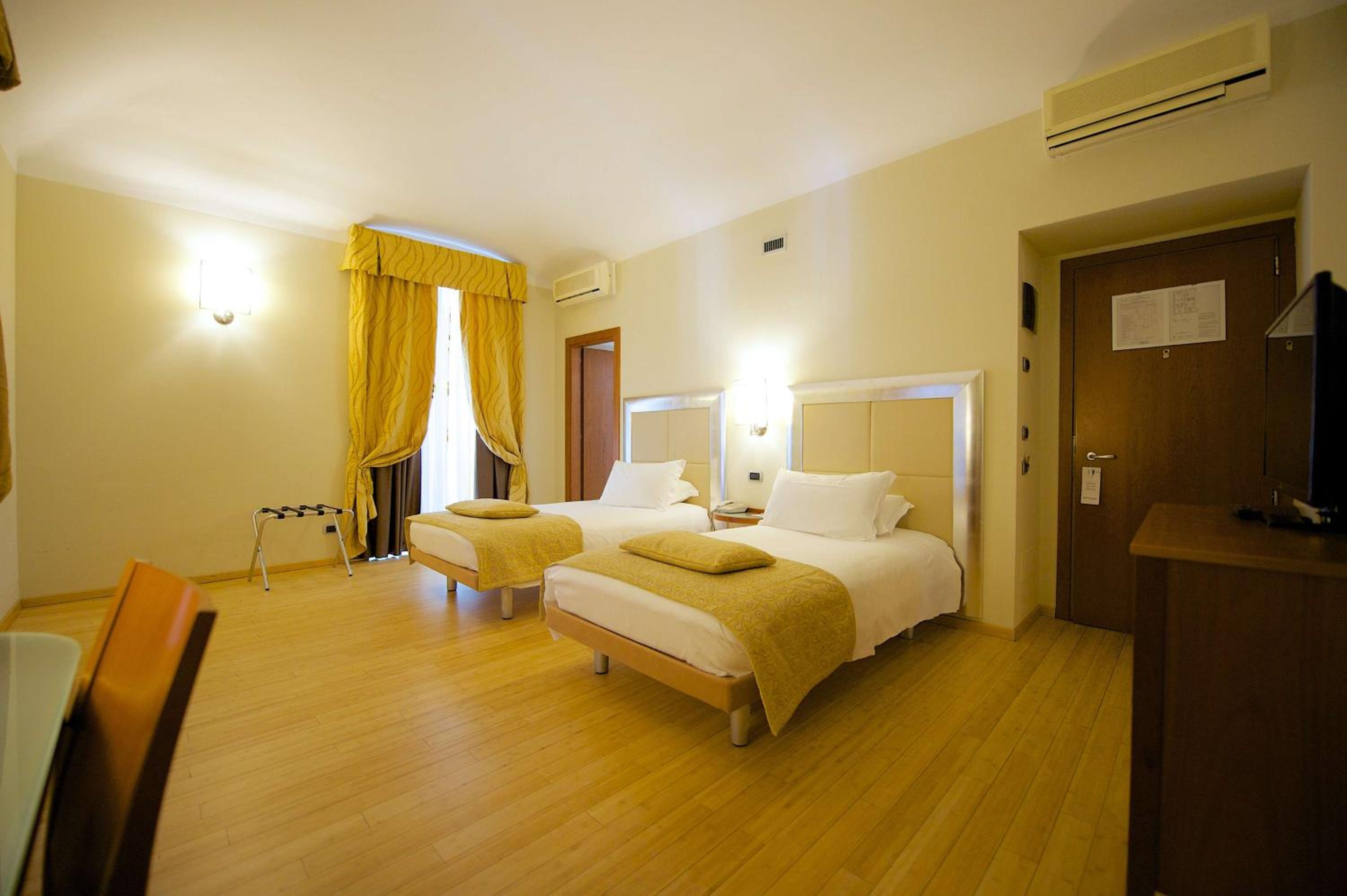 Standard Twin Room - Photo 1