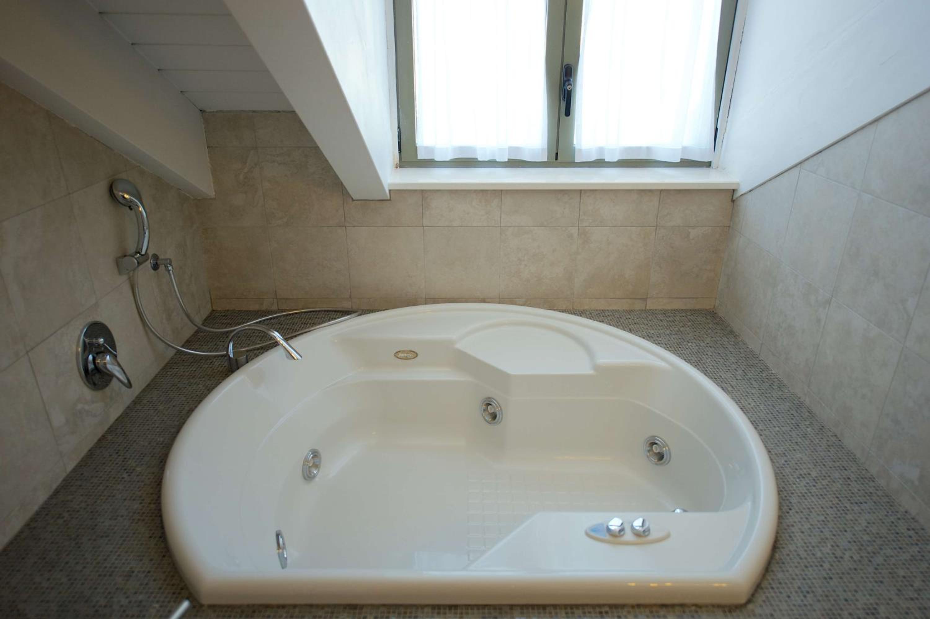 Deluxe King Room - Photo 5