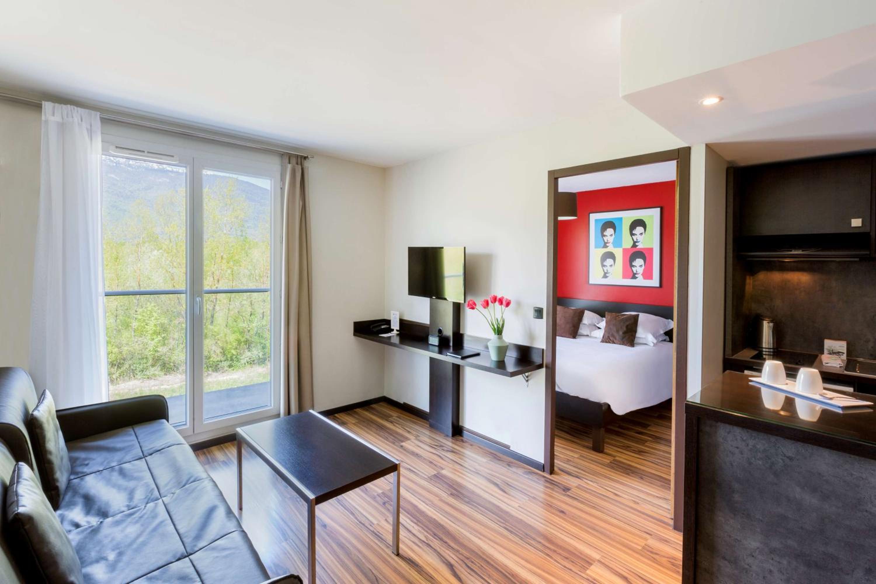 Superior Queen Room with Sofa Bed - Photo 4