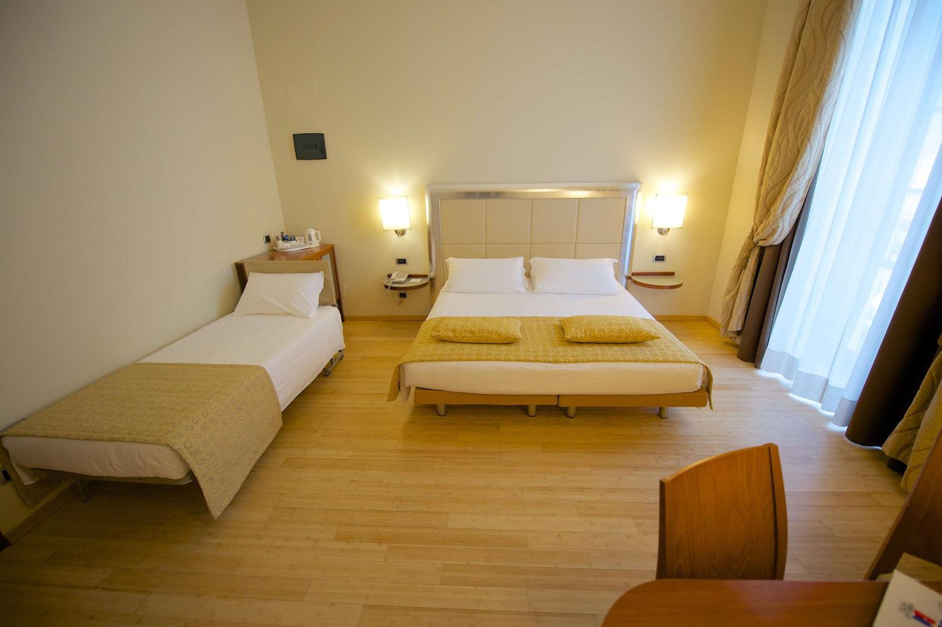 Standard Triple Room with Queen Bed and Single Bed - Photo 12