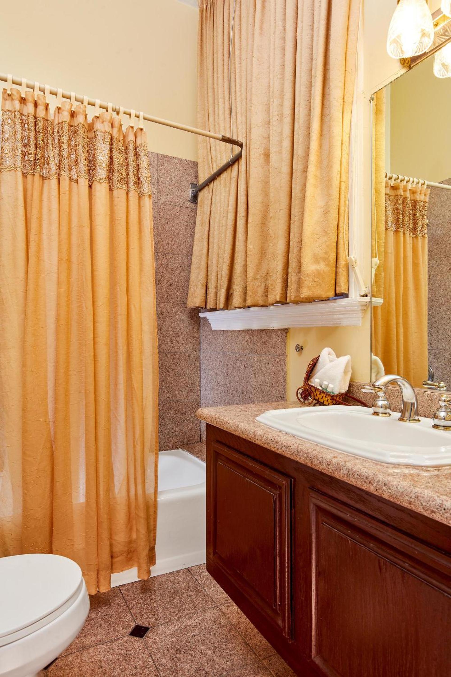 Standard King Room - Photo 6
