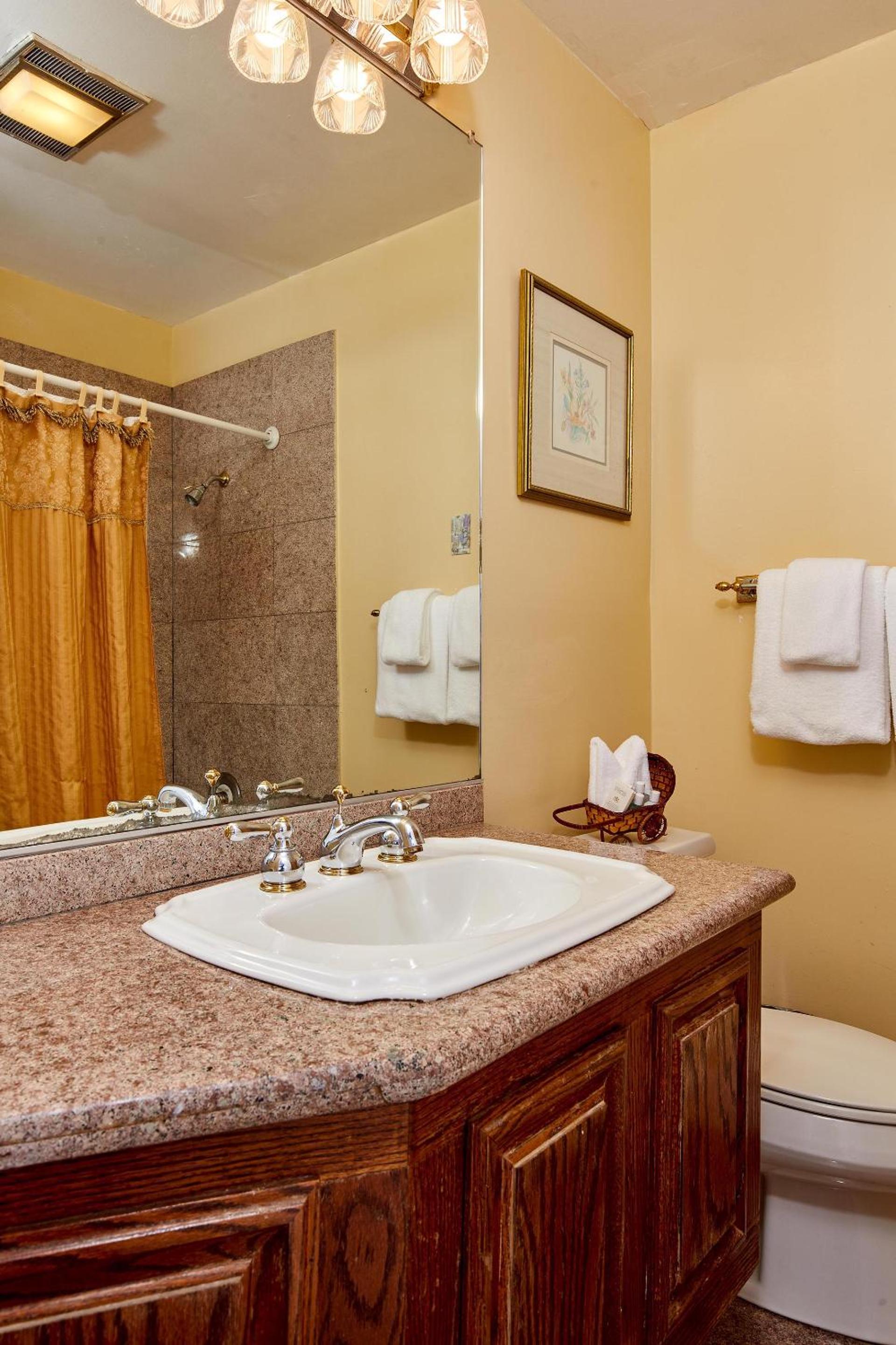 Standard King Room - Photo 5