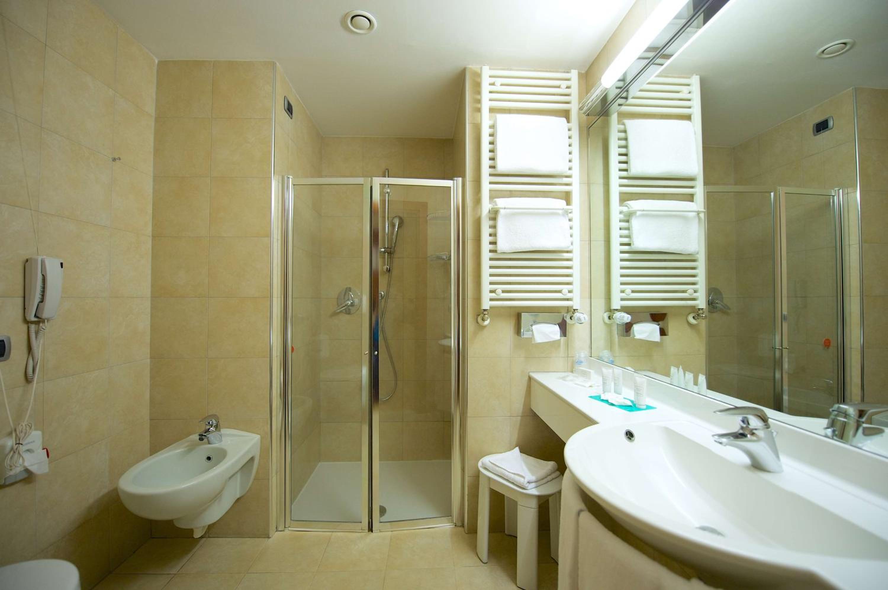 Standard Queen Room - Photo 22
