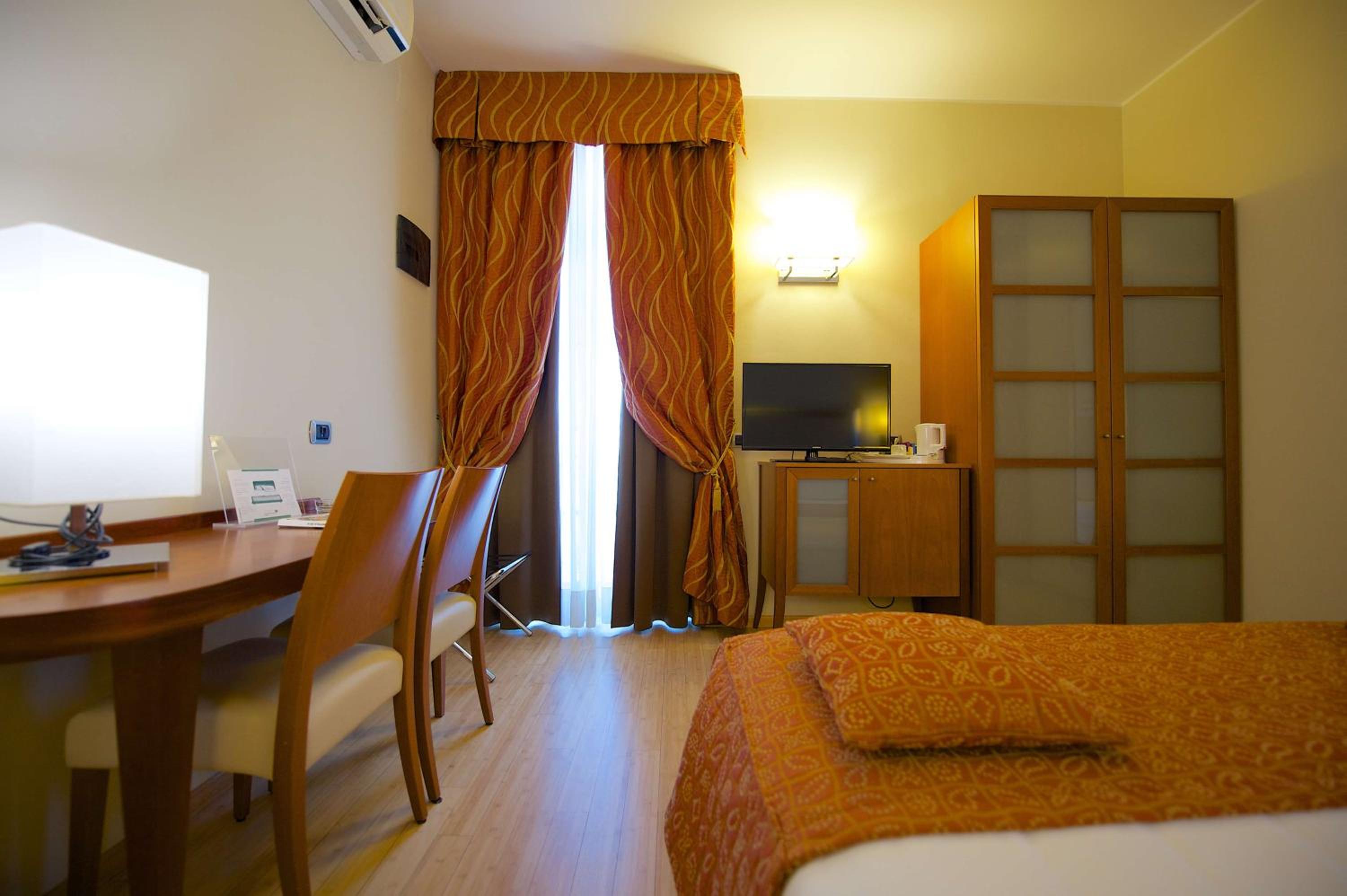 Standard Queen Room - Photo 5