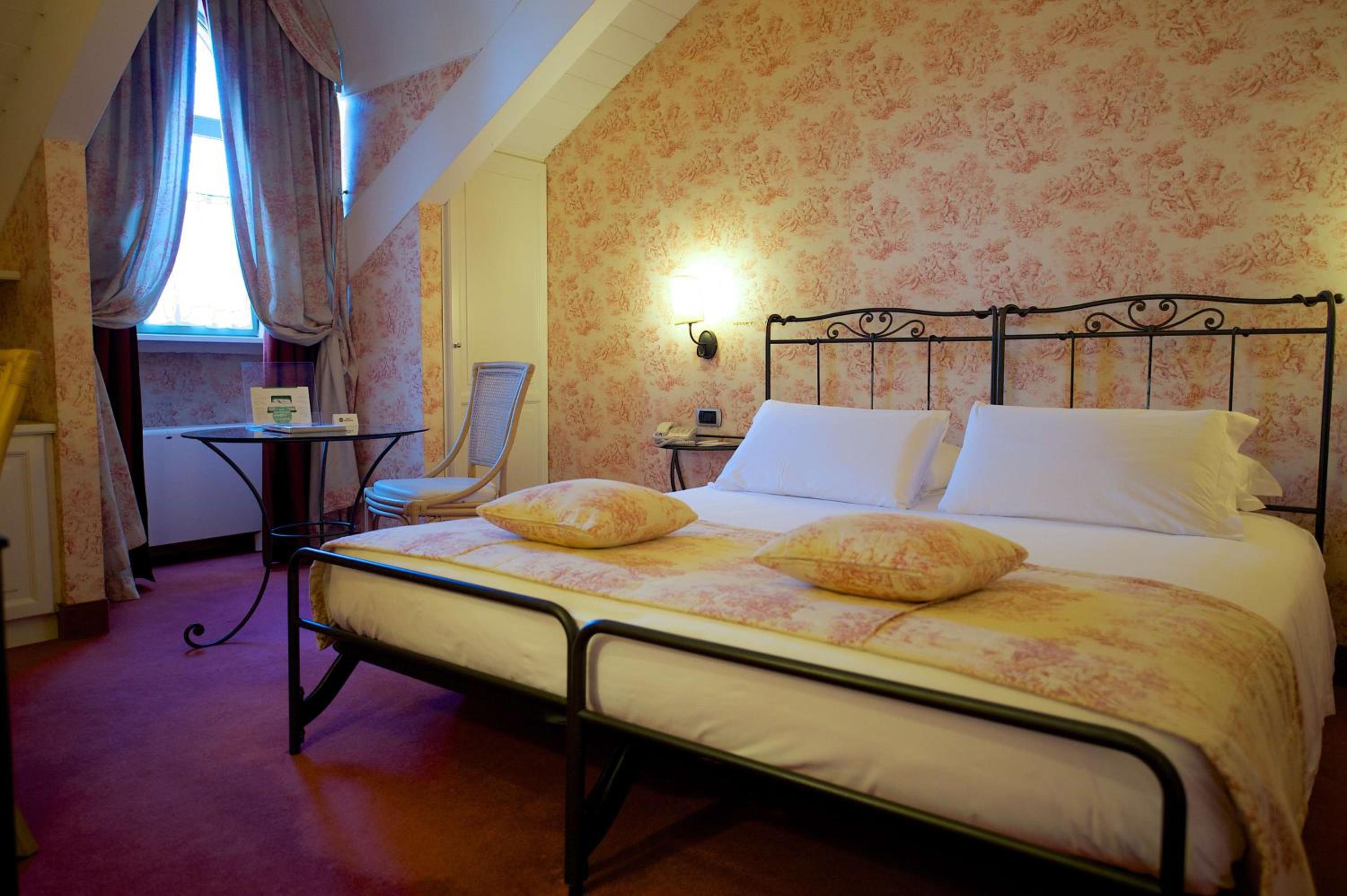 Deluxe King Room - Photo 16