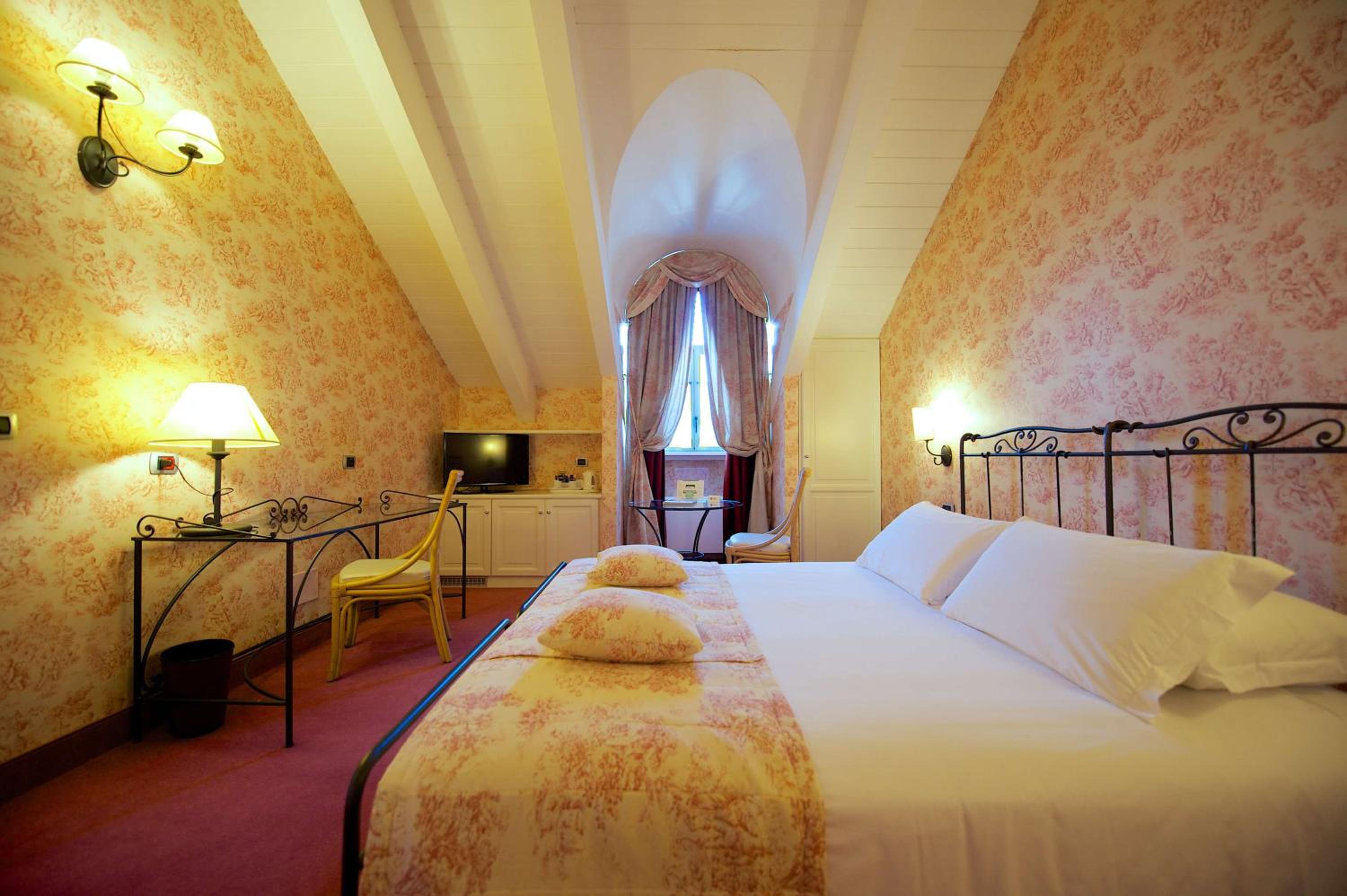 Deluxe King Room - Photo 1