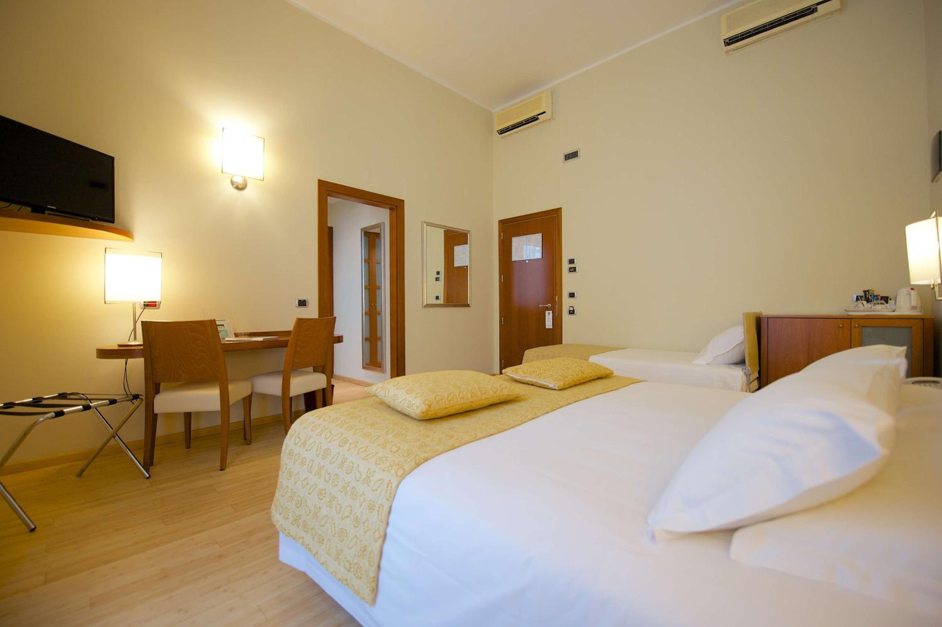 Standard Triple Room with Queen Bed and Single Bed - Photo 15