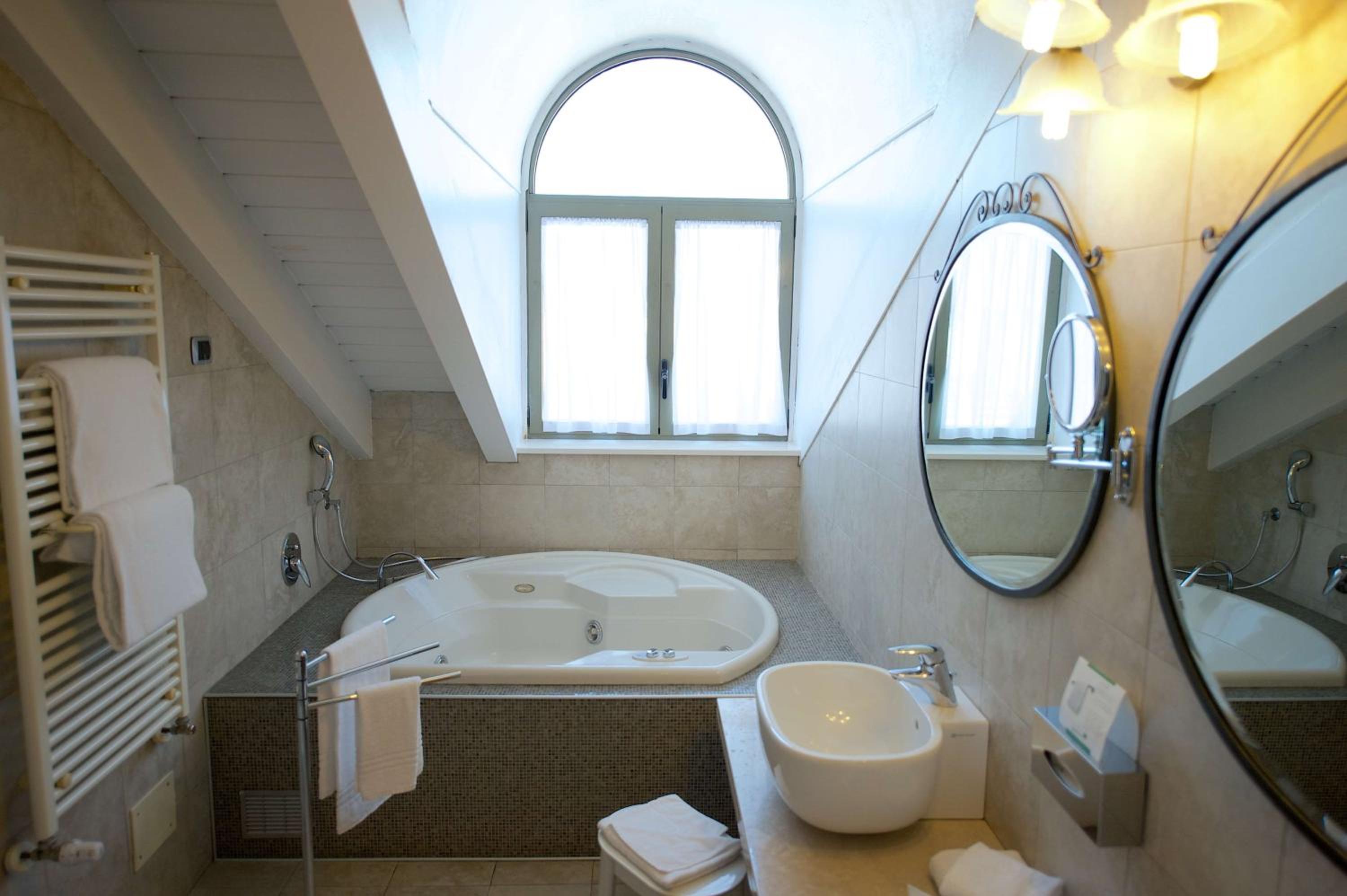 Deluxe King Room - Photo 12