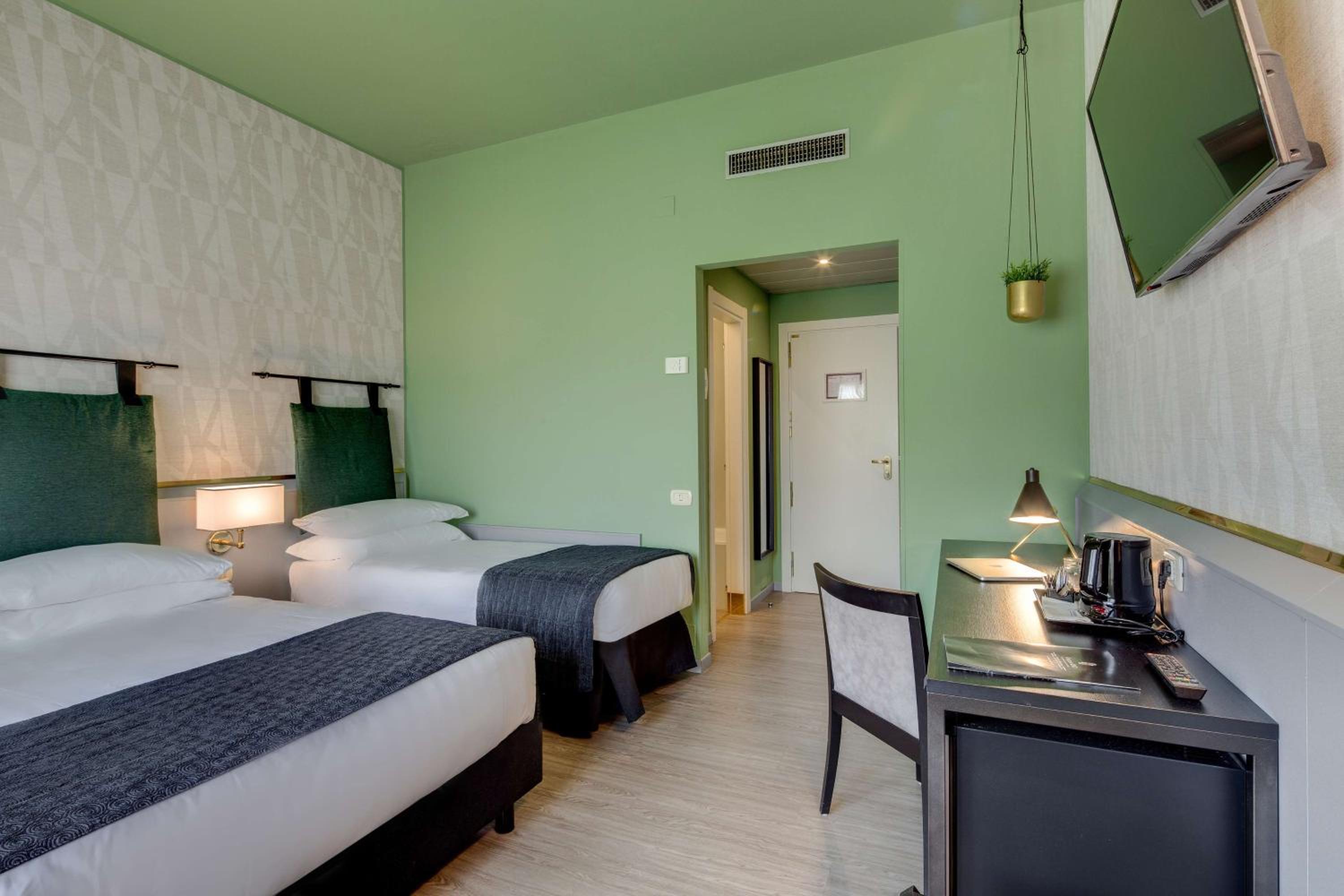 Classic Queen Room with Single Bed photo 3