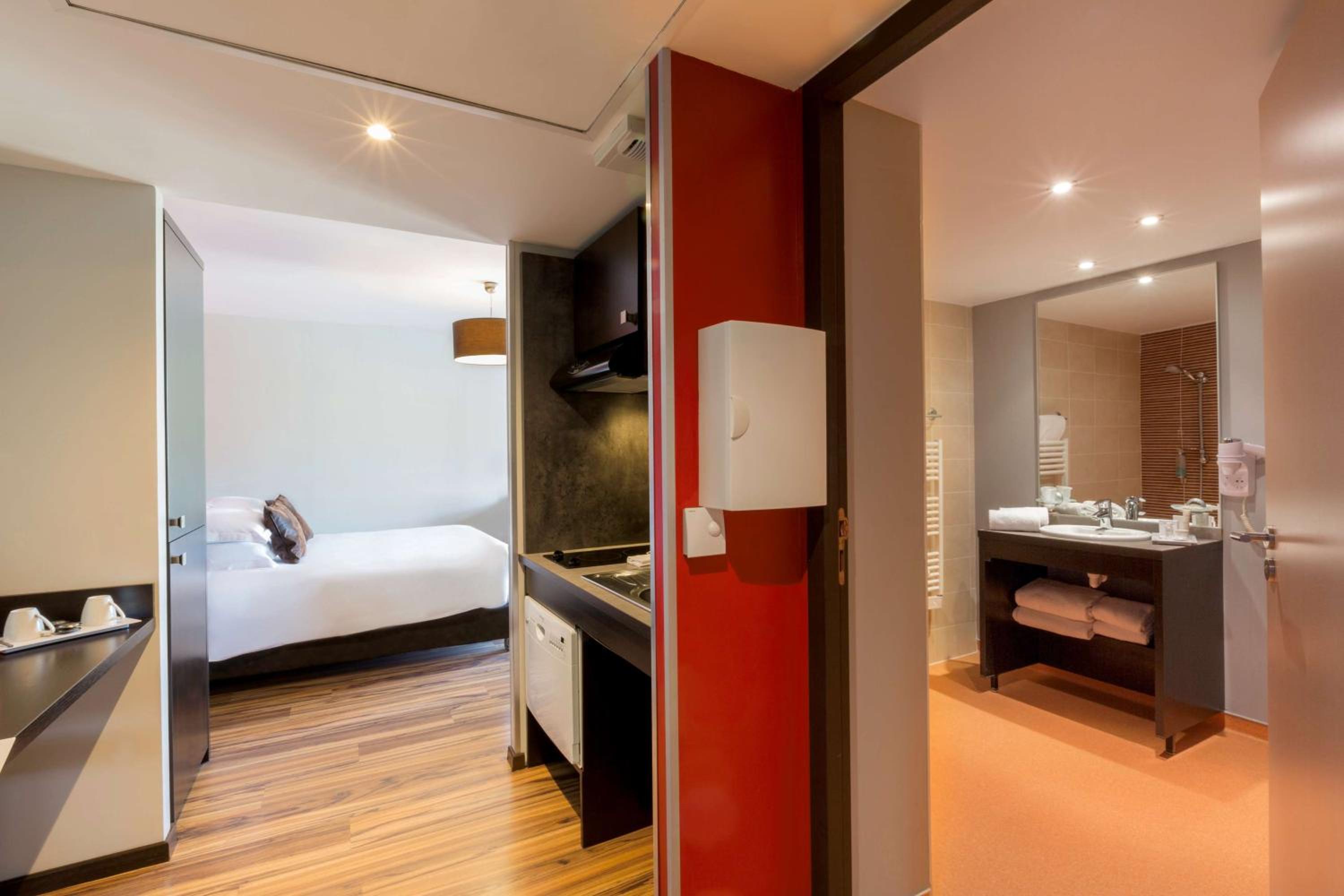 Executive Junior Queen Suite photo 2