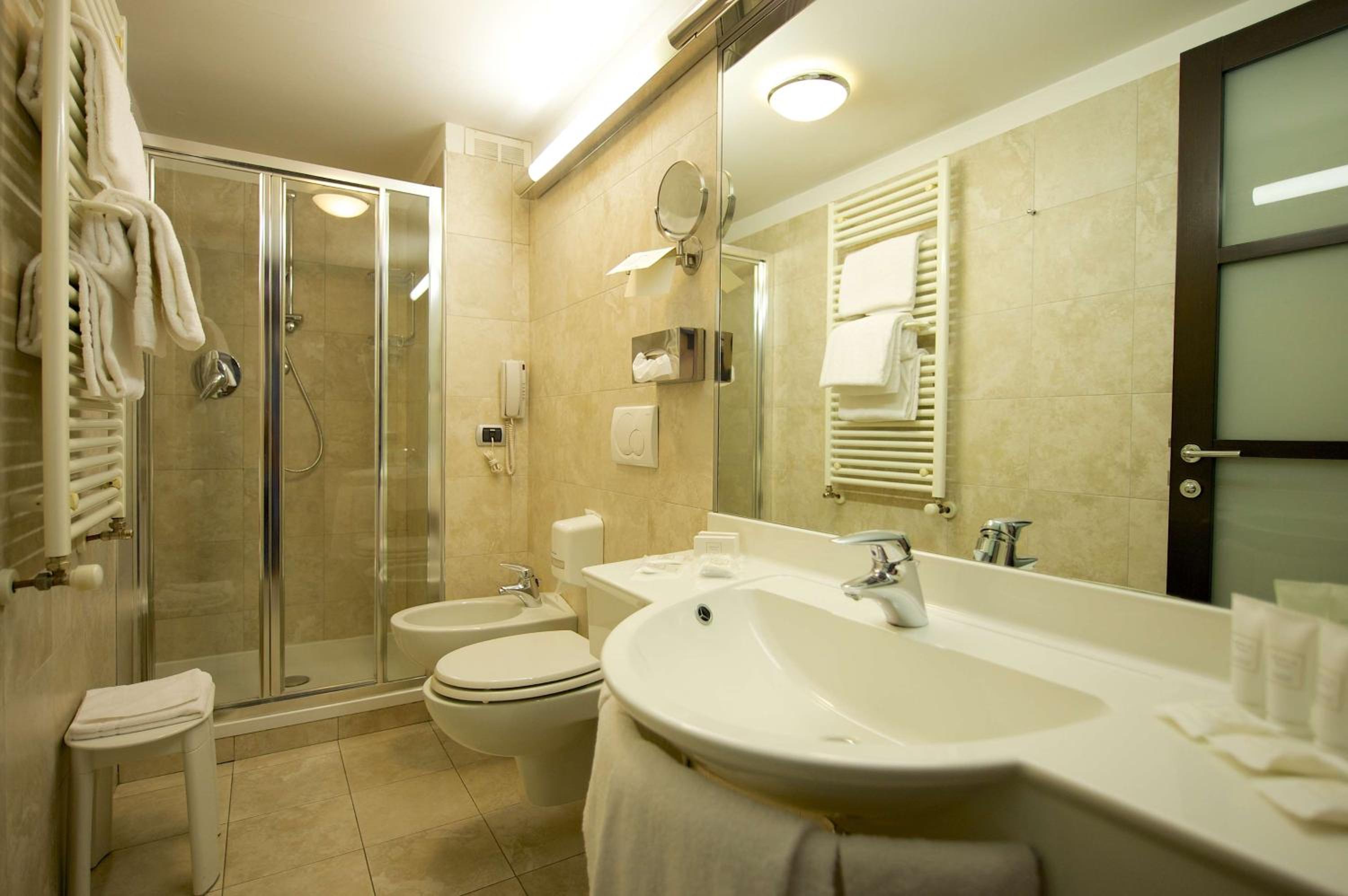 Standard Queen Room - Photo 9