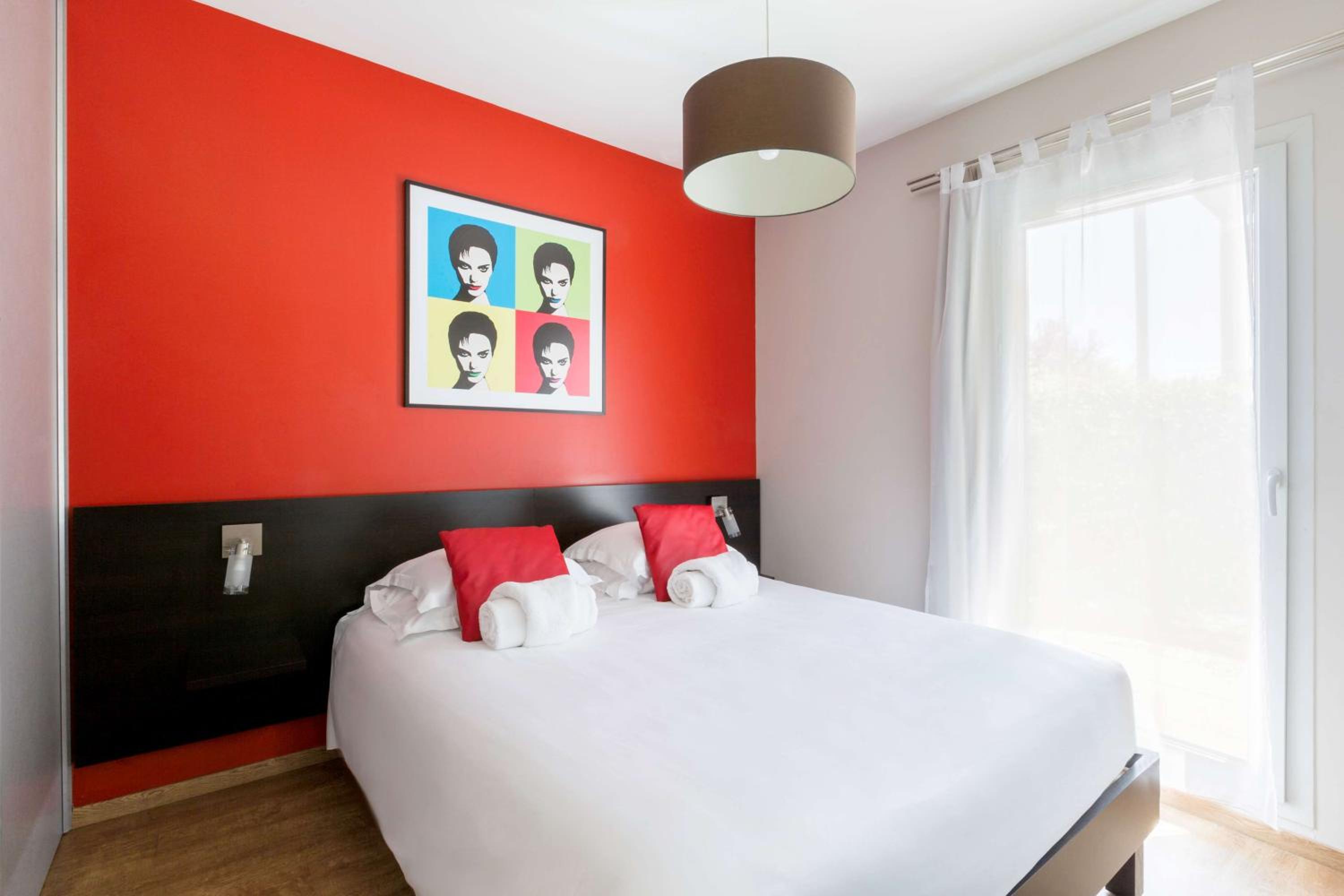 Superior Queen Room with Sofa Bed - Photo 3