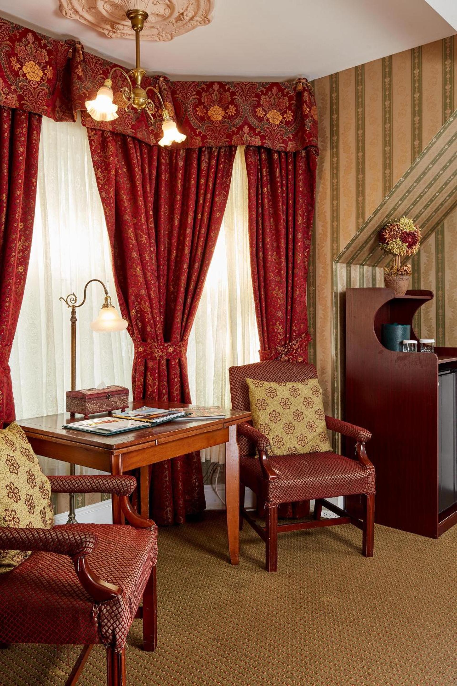 Standard Queen Room with Two Queen Beds - Photo 3