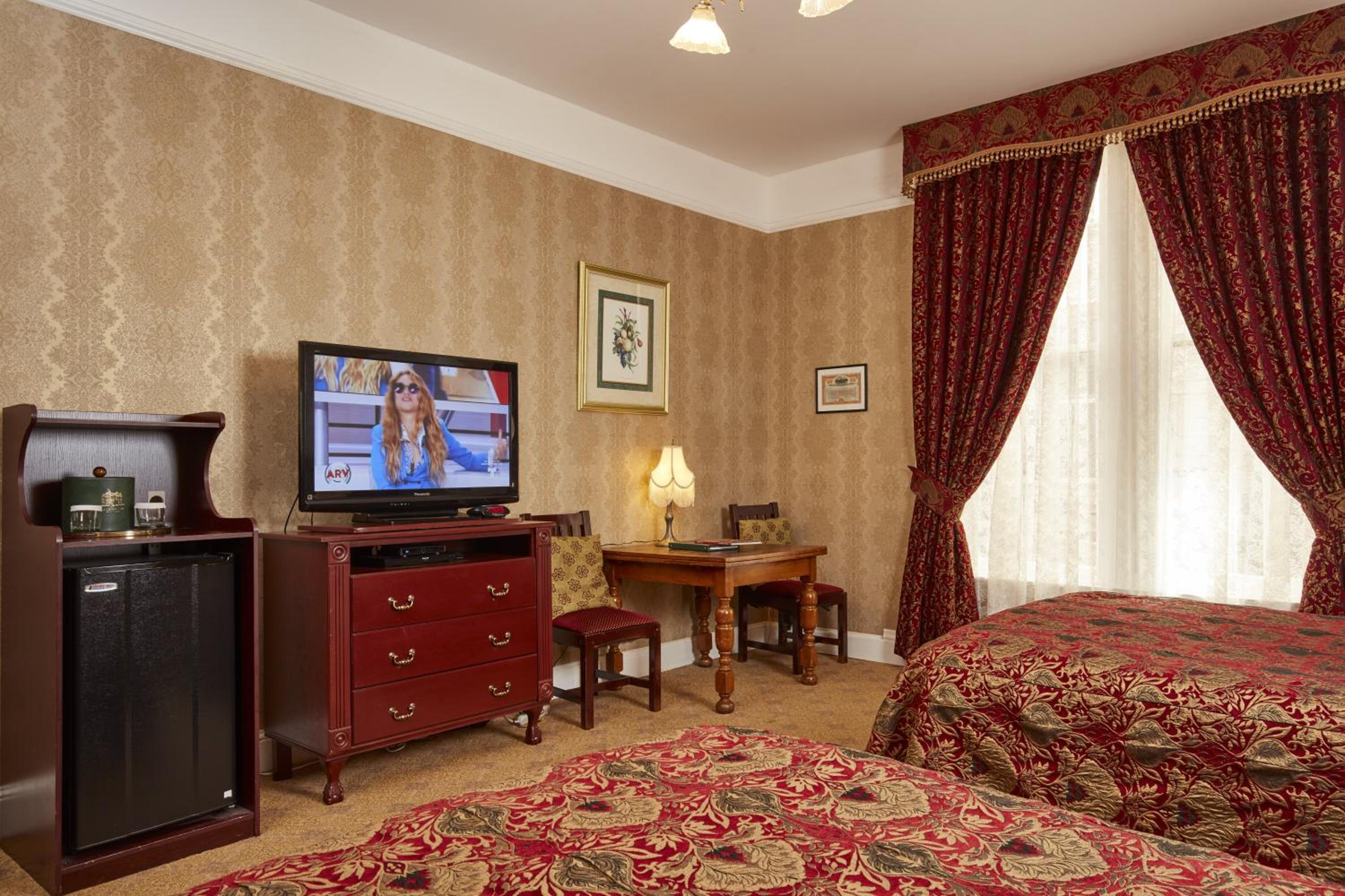Standard Queen Room with Two Queen Beds - Photo 4