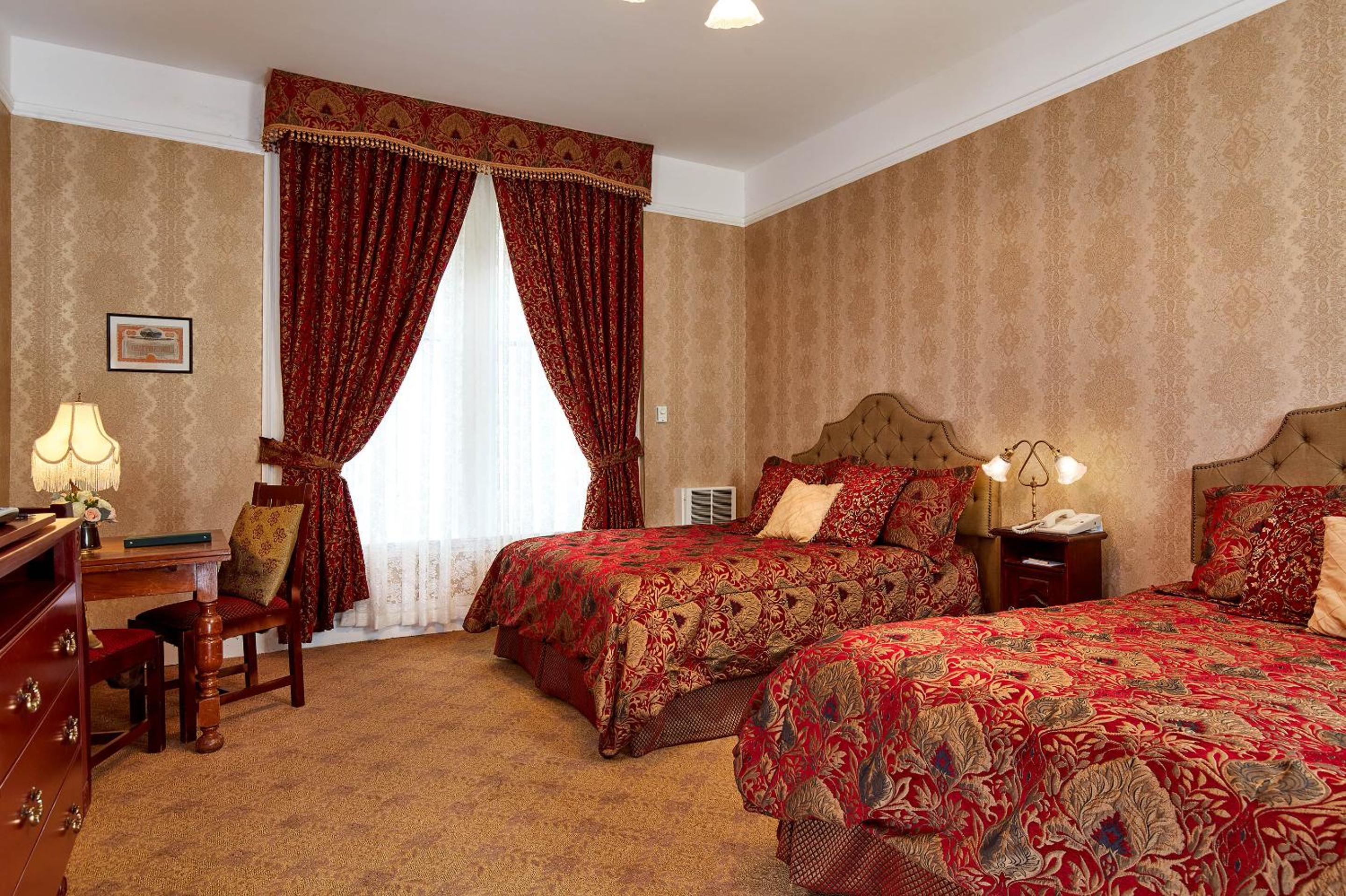 Standard Queen Room with Two Queen Beds - Photo 5