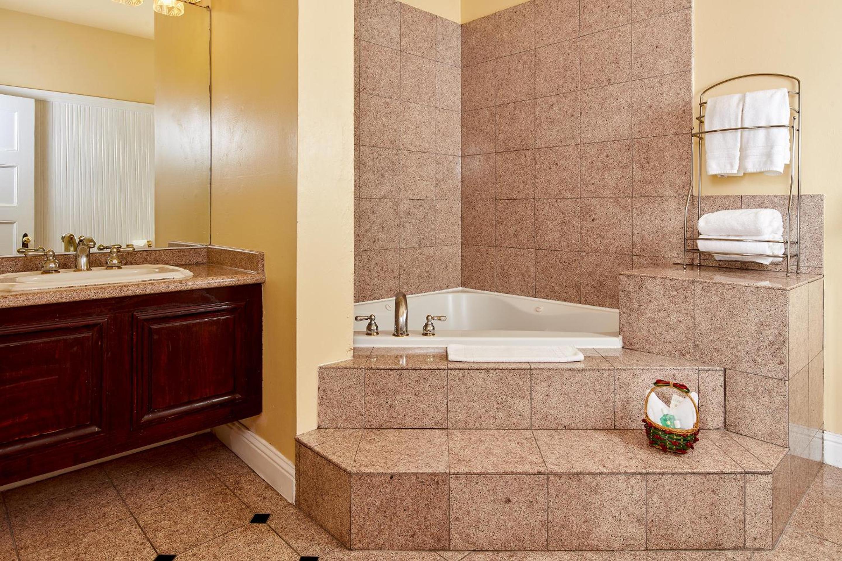 Suite with Spa Bath - Photo 4