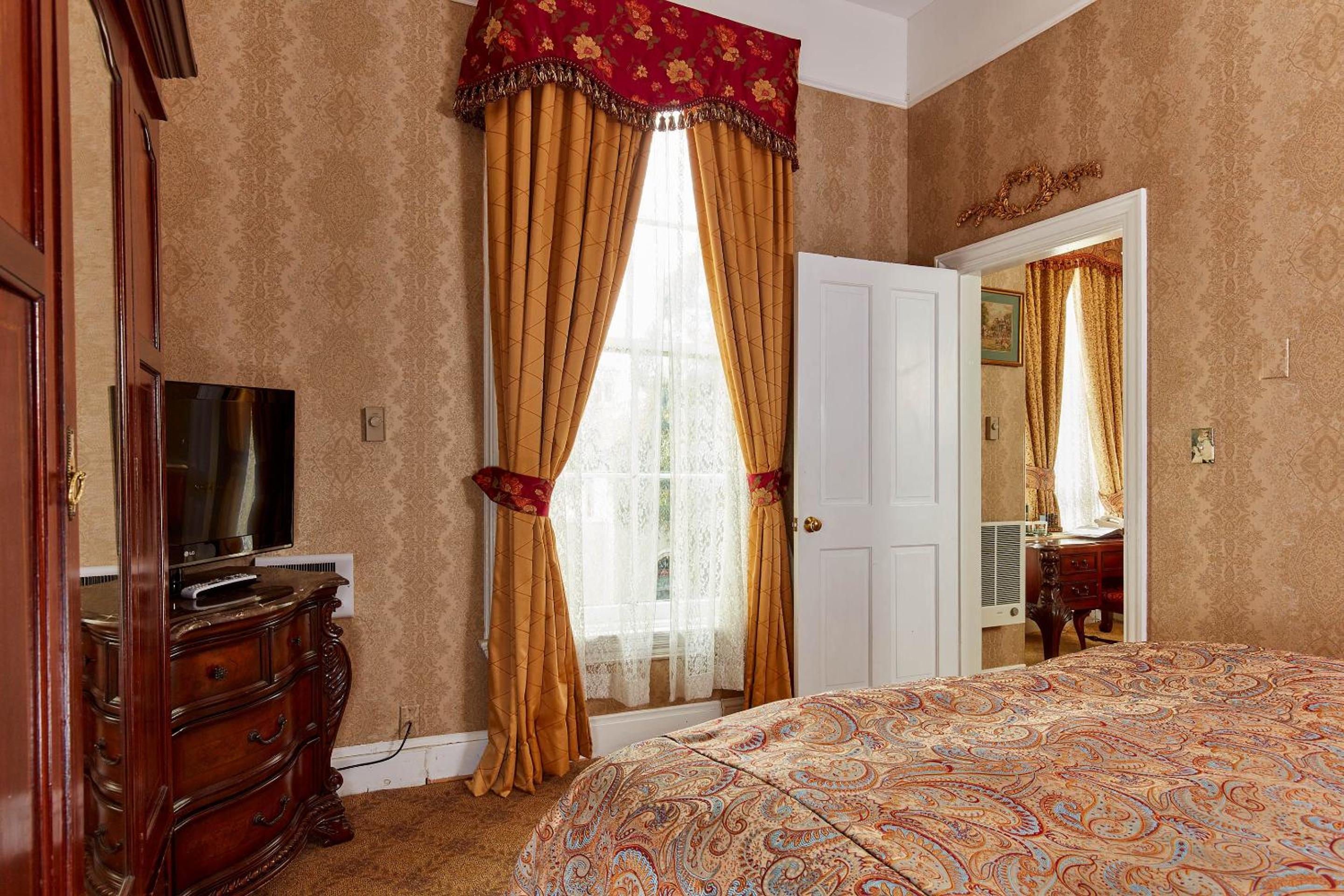 Executive Suite - Photo 8