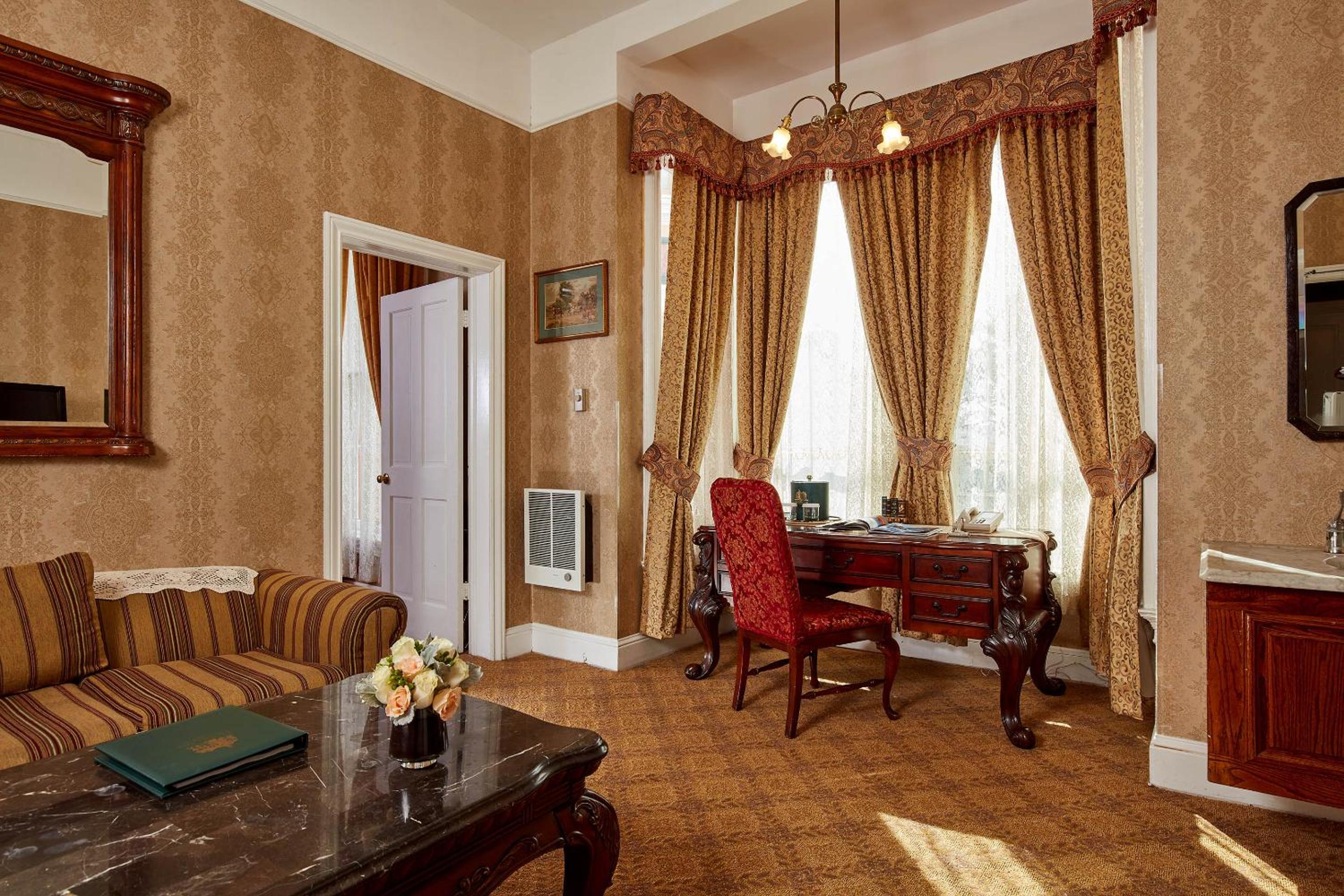 Executive Suite - Photo 1