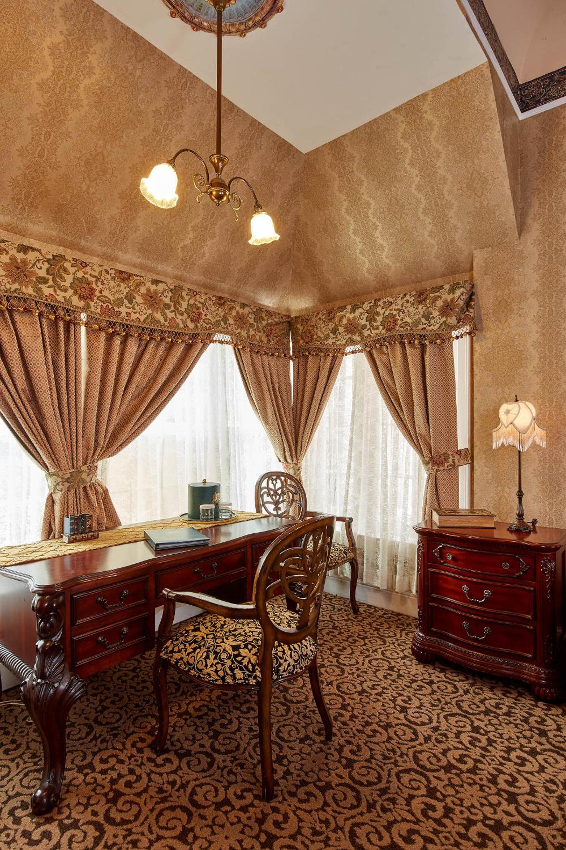 Executive Suite - Photo 6