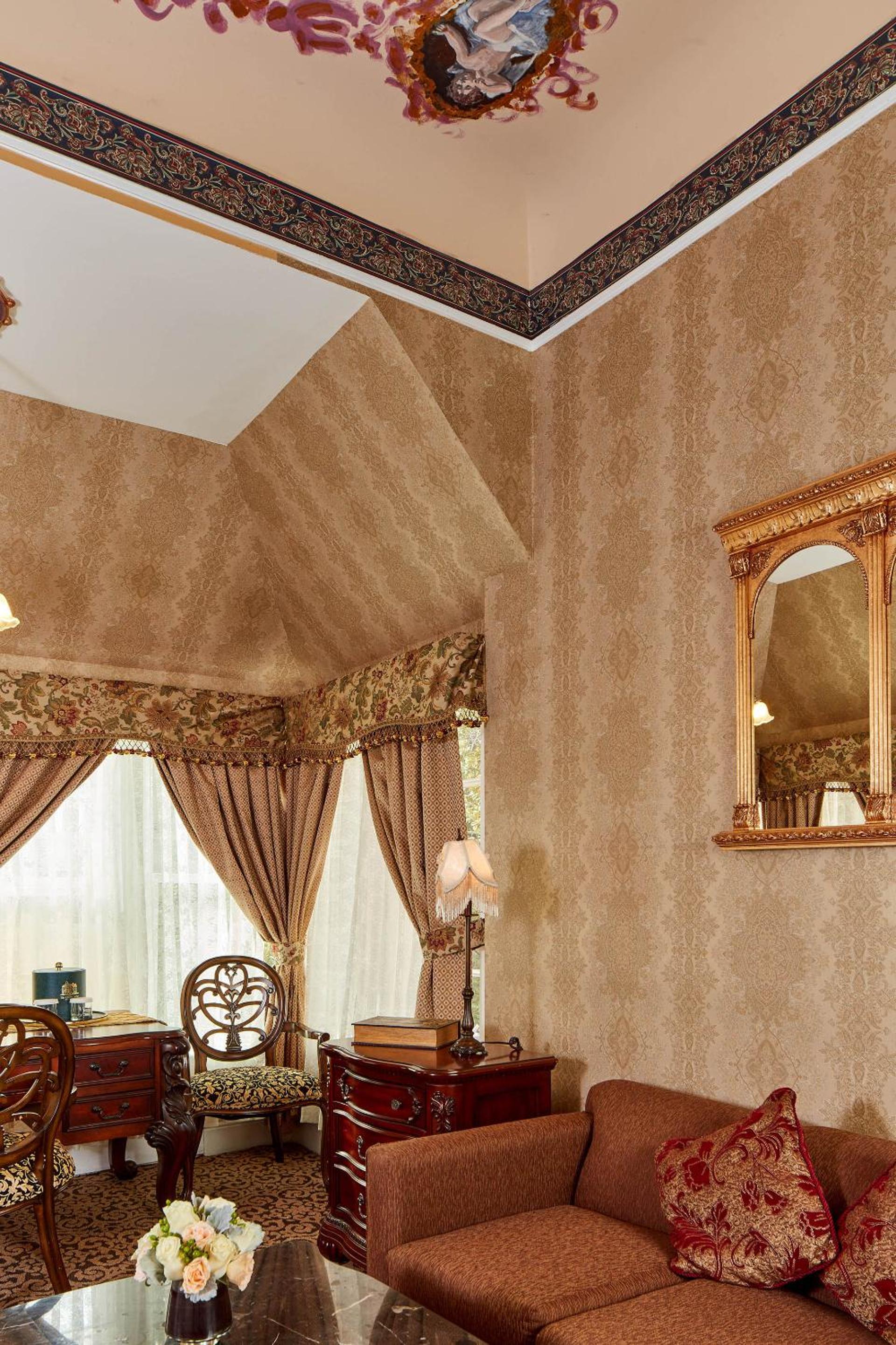 Executive Suite - Photo 5