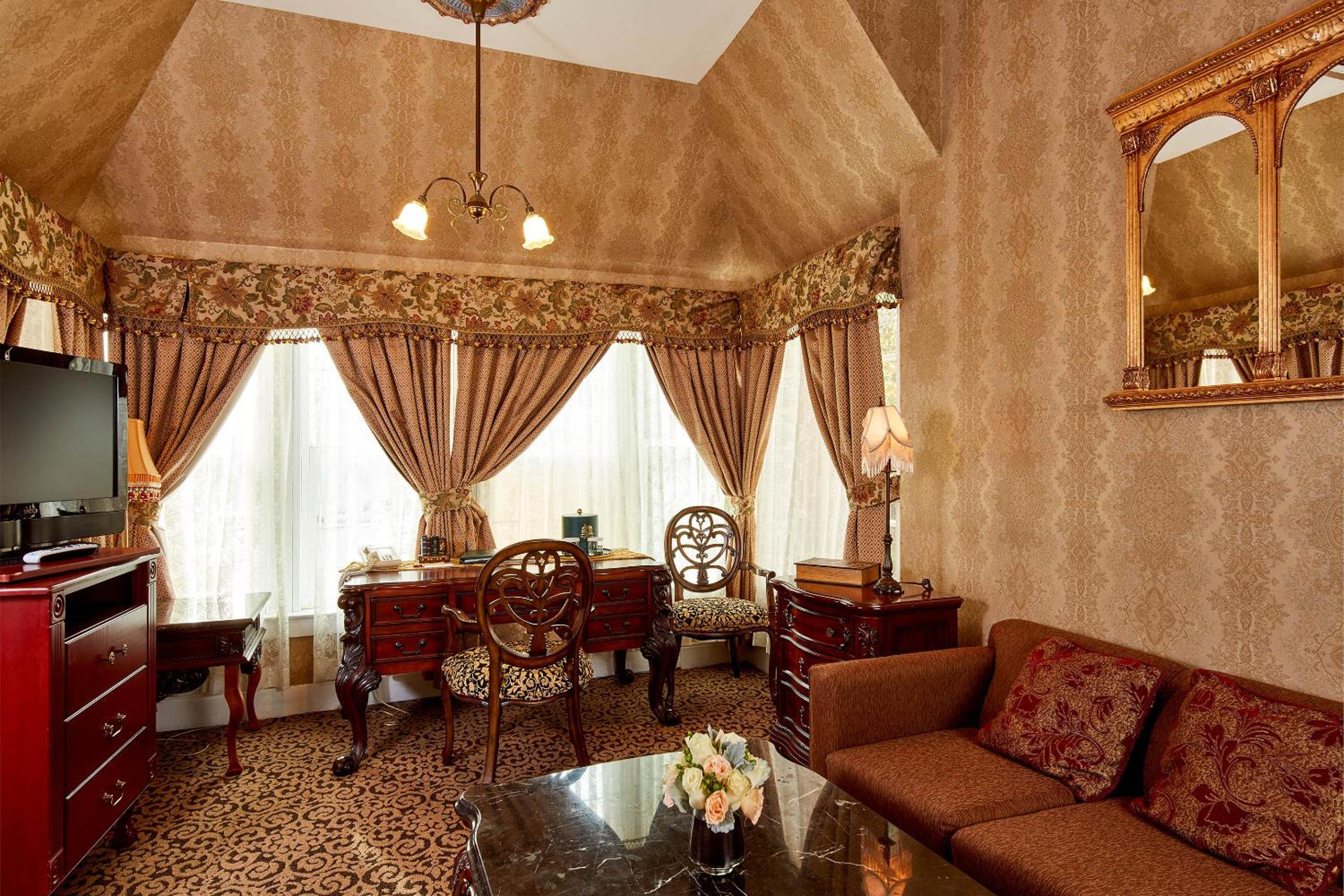 Executive Suite - Photo 4