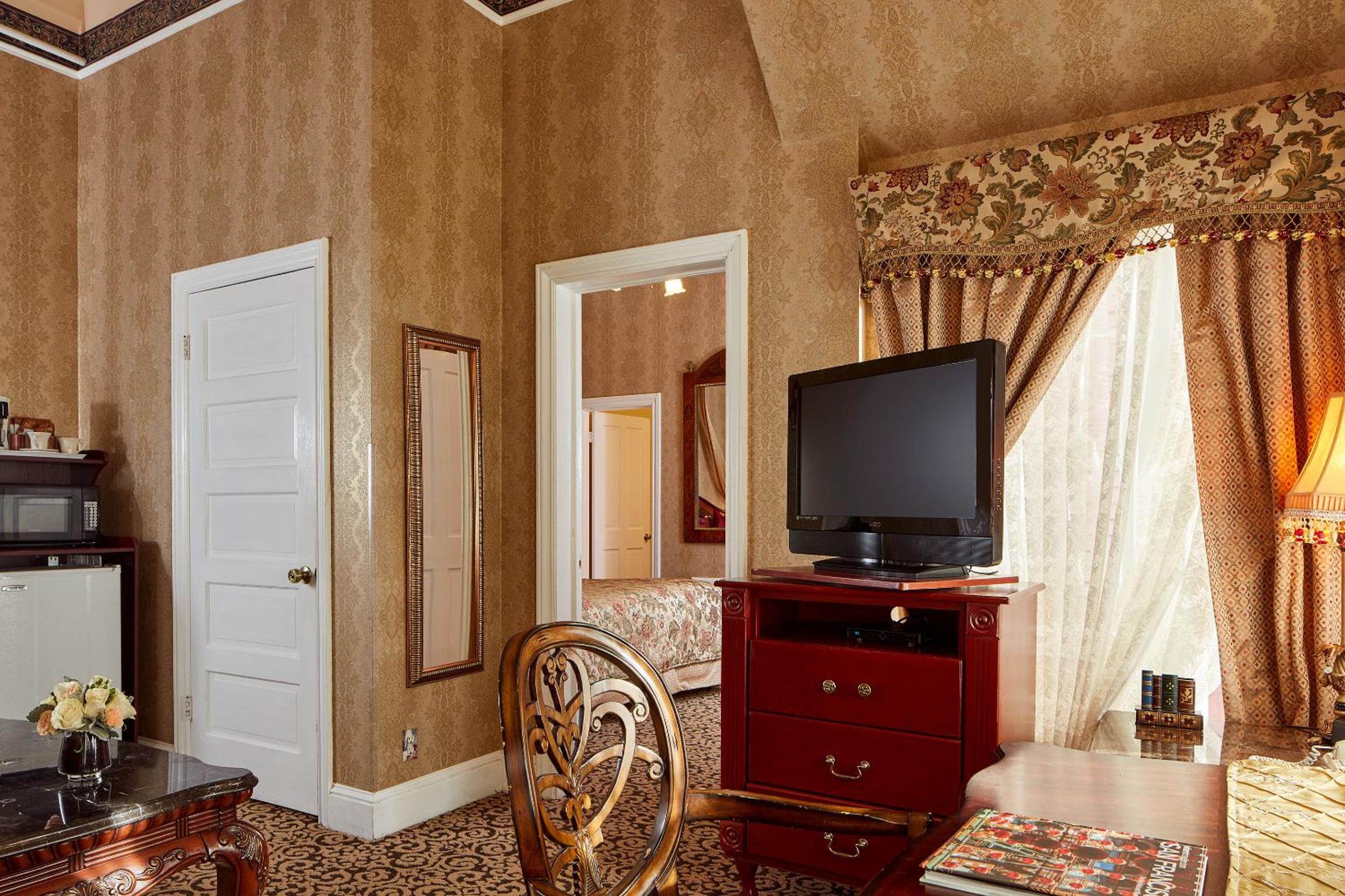 Executive Suite - Photo 3