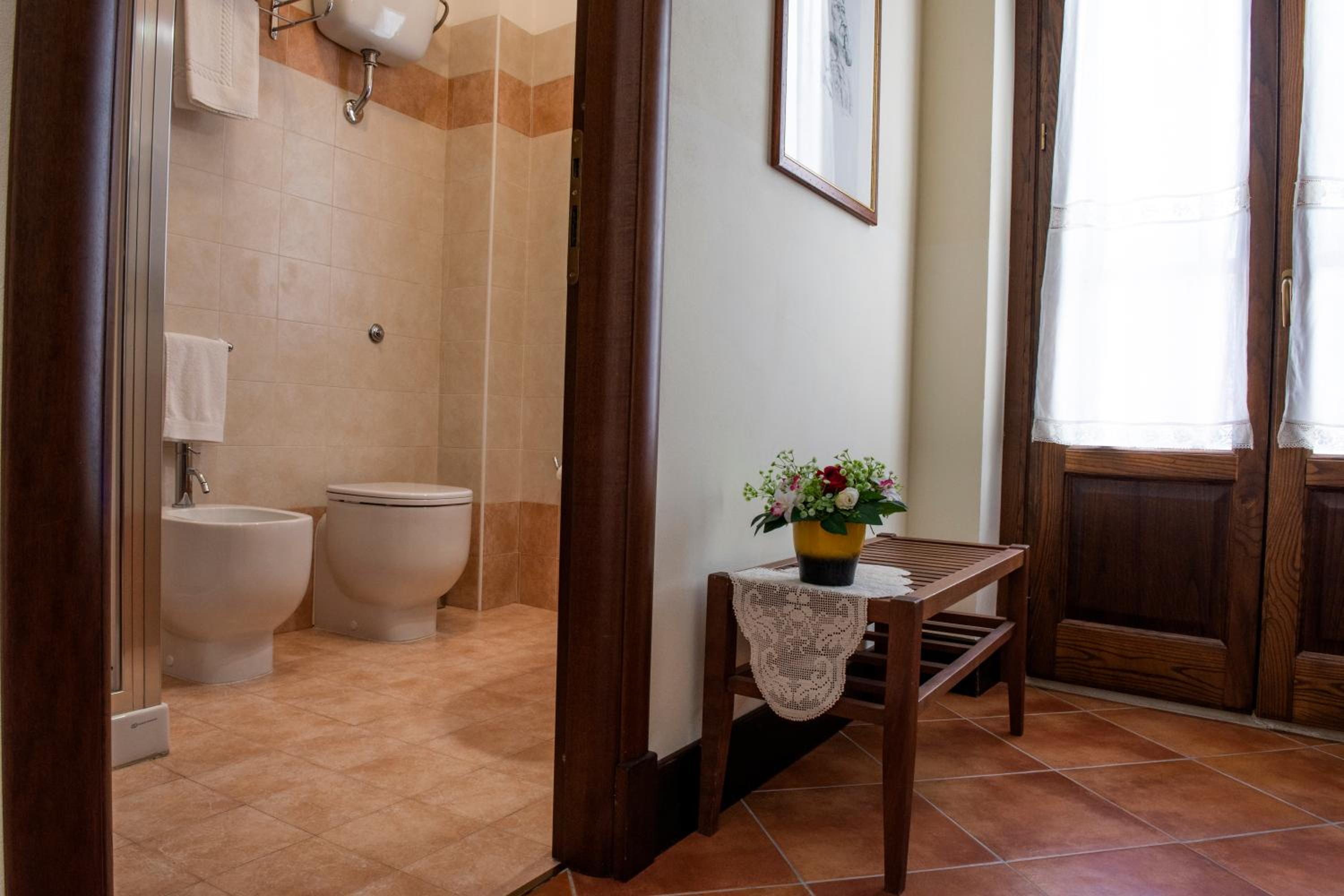 Double Room - Photo 6