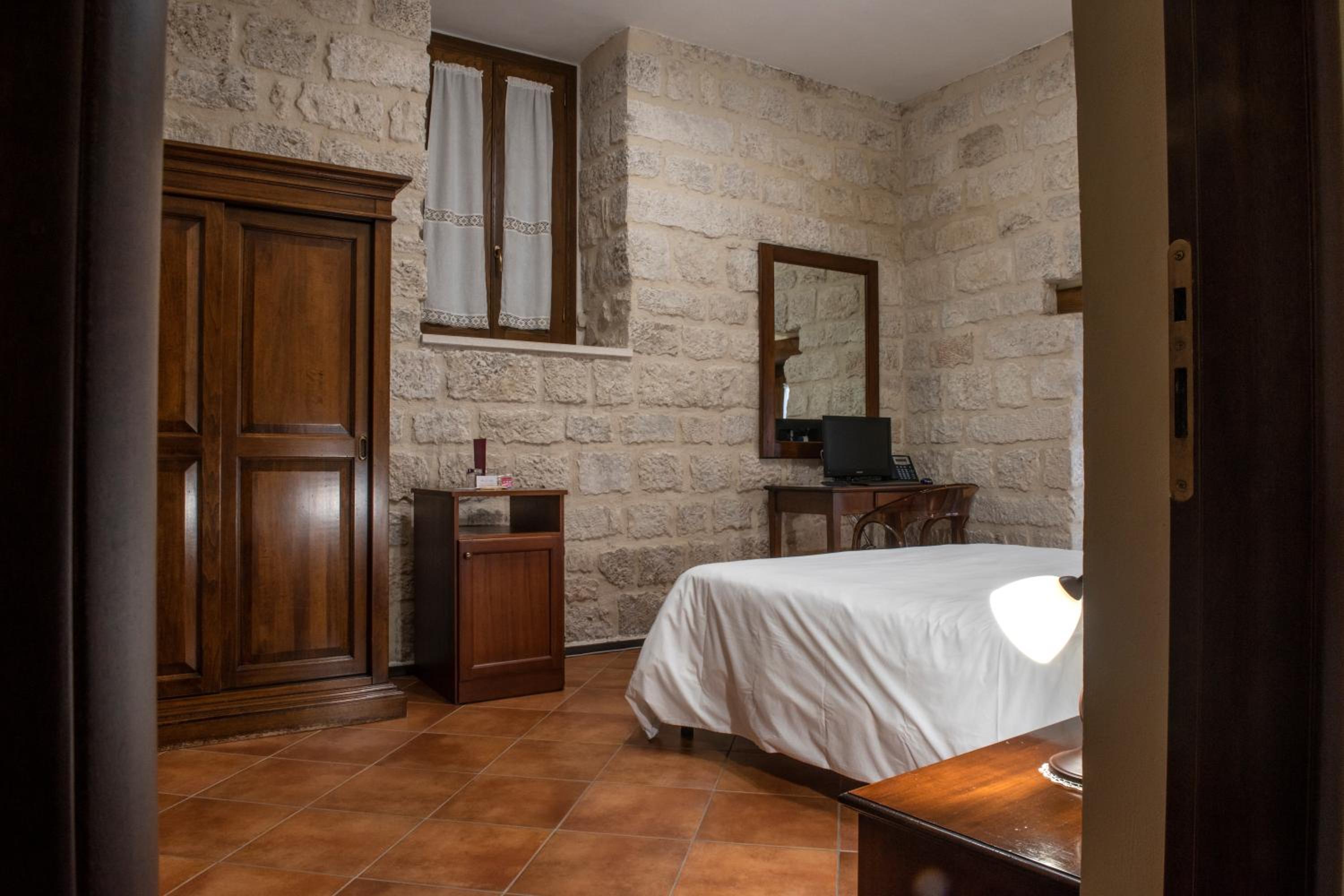 Double Room - Photo 5