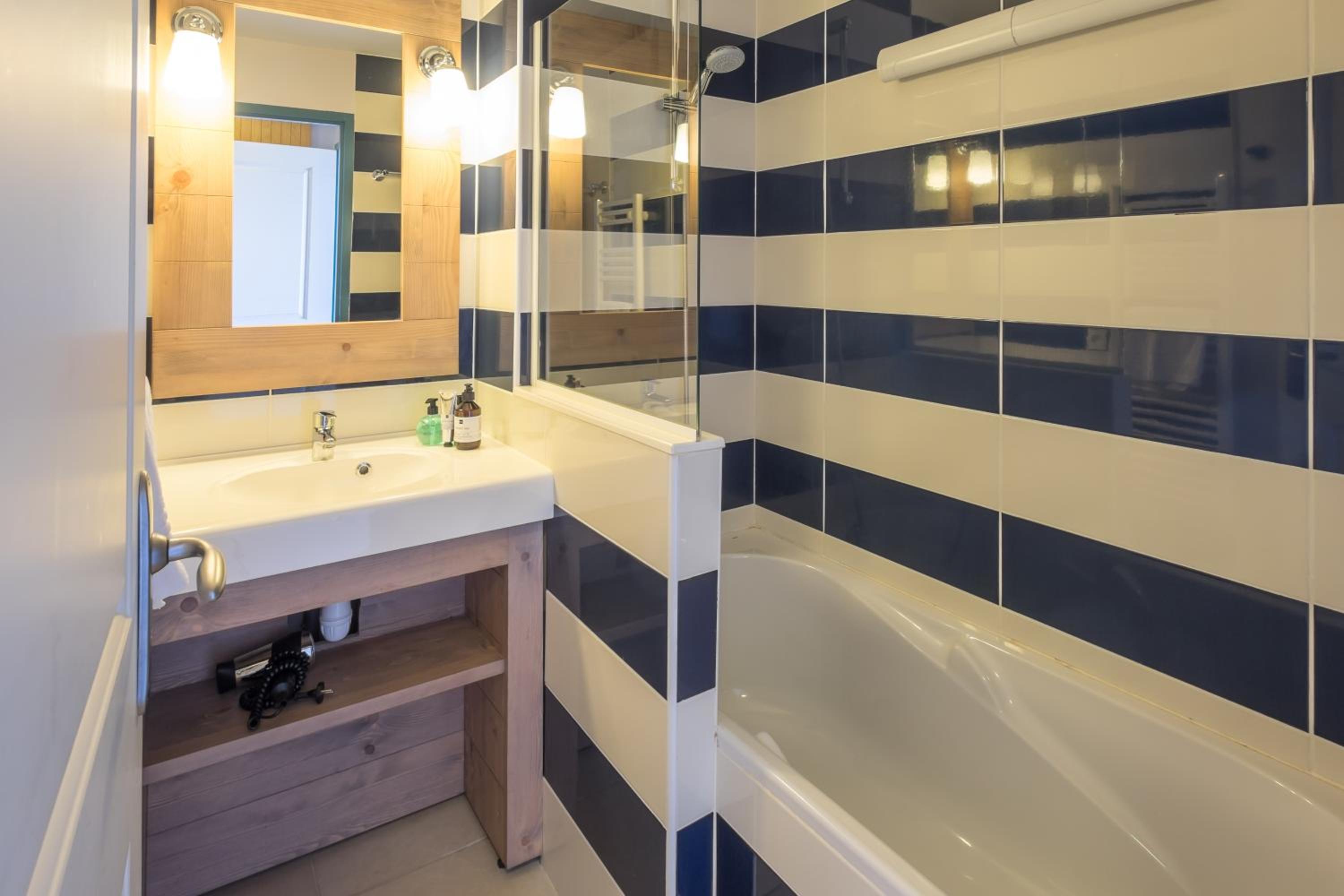 One-Bedroom Apartment with Terrace or Balcony (4 people) - Sea View - Photo 3