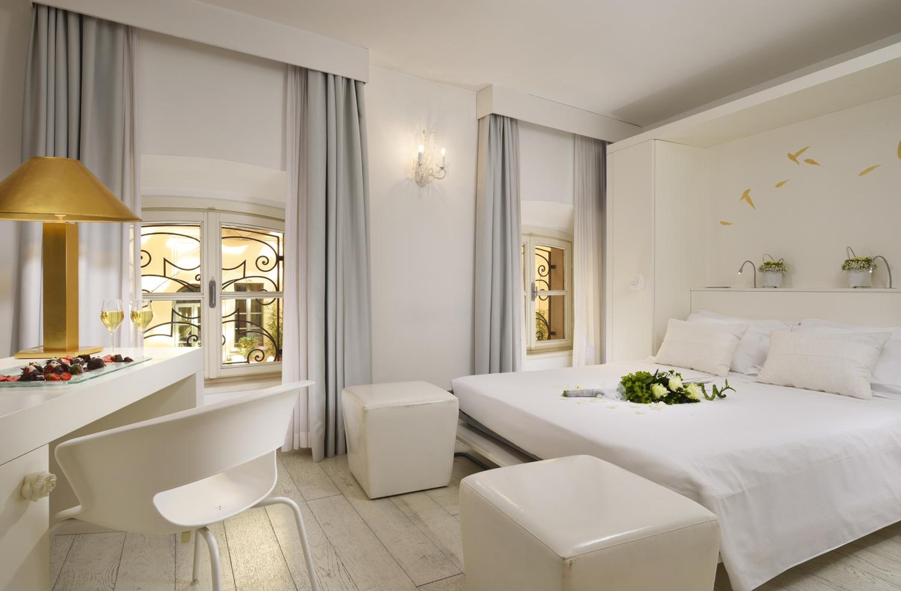 Queen Suite with Sofa Bed photo 1