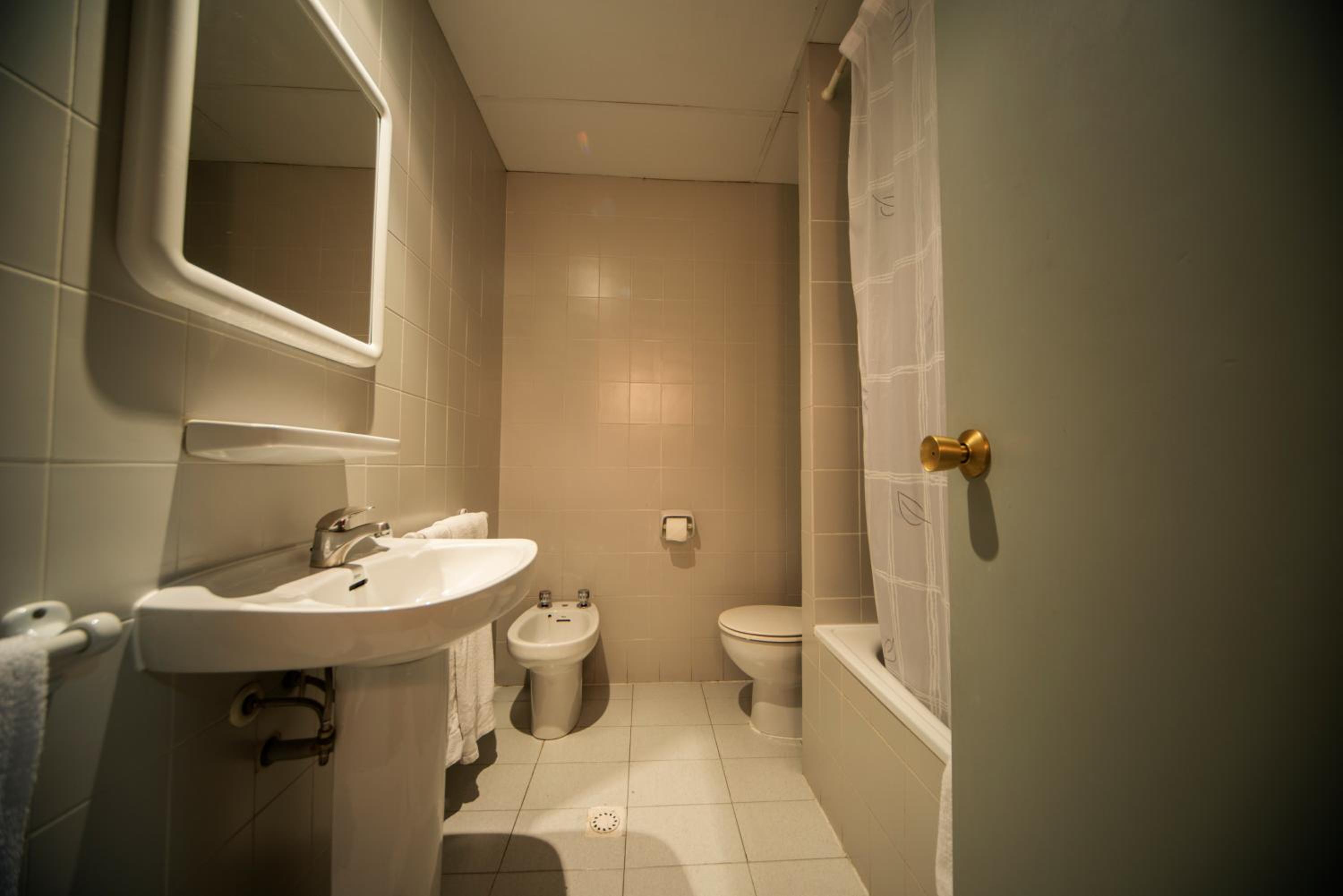 Economy Quadruple Room - Photo 5