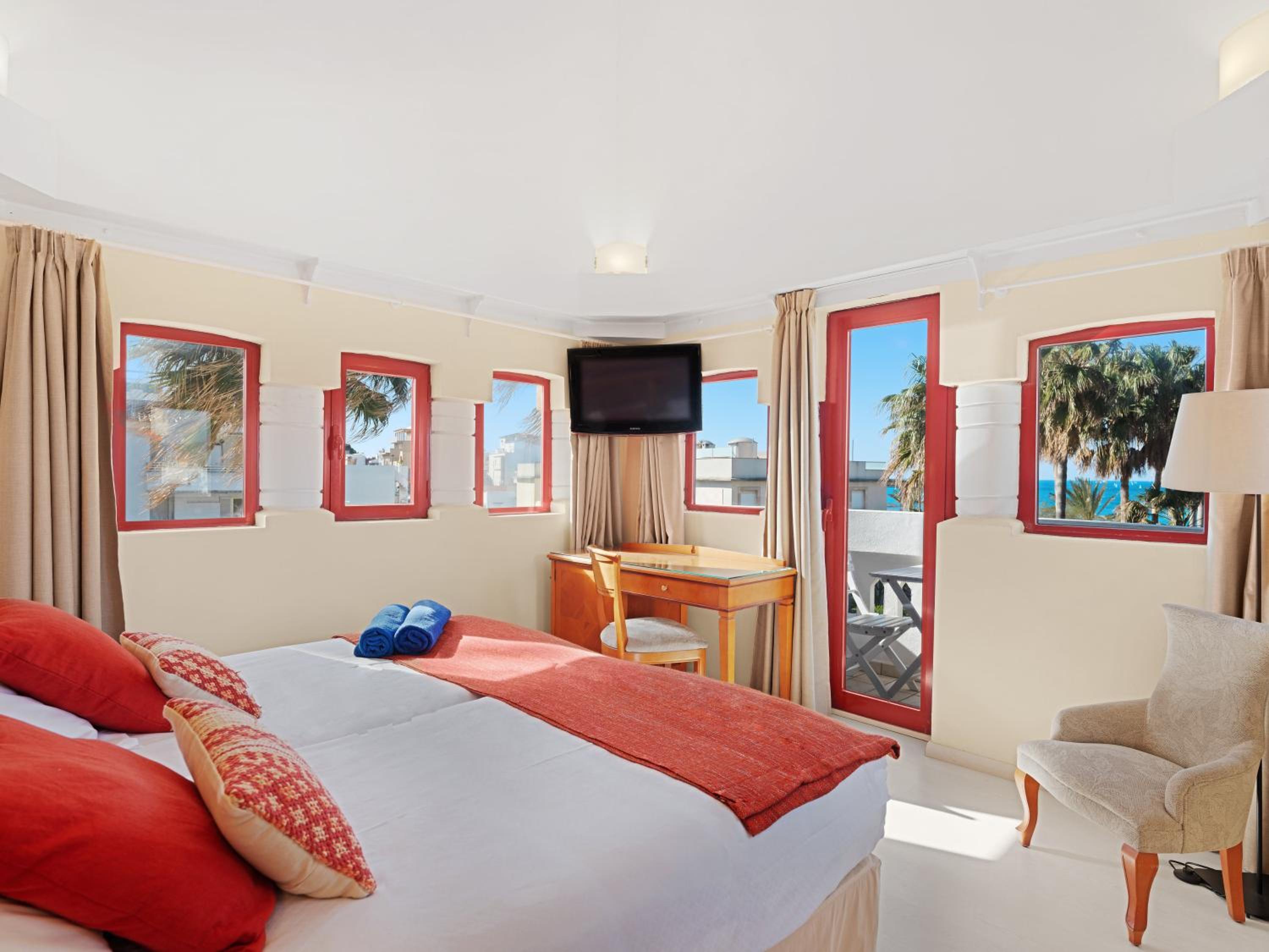 Twin Room with Balcony and Sea View thumbnail 5