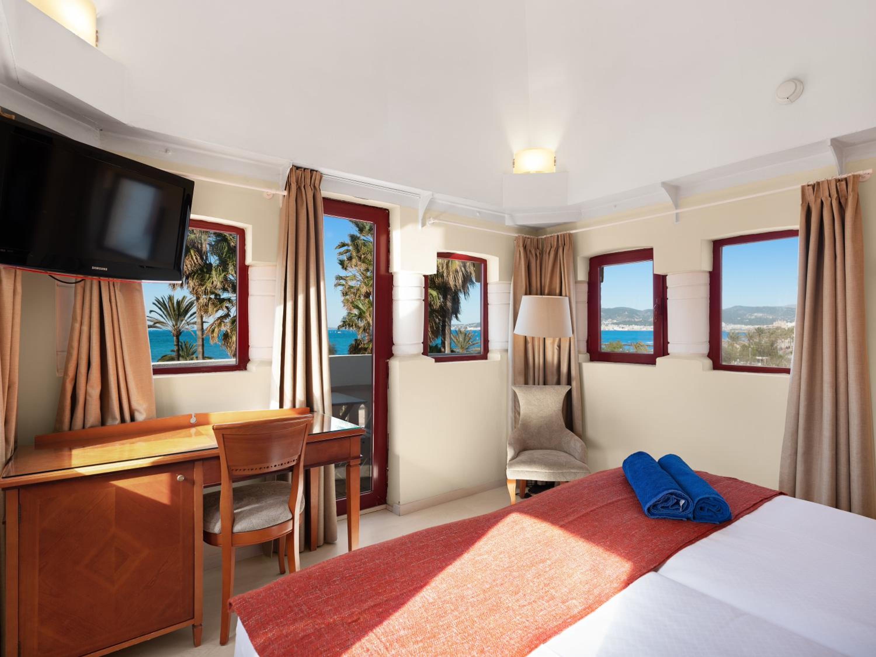 Twin Room with Balcony and Sea View