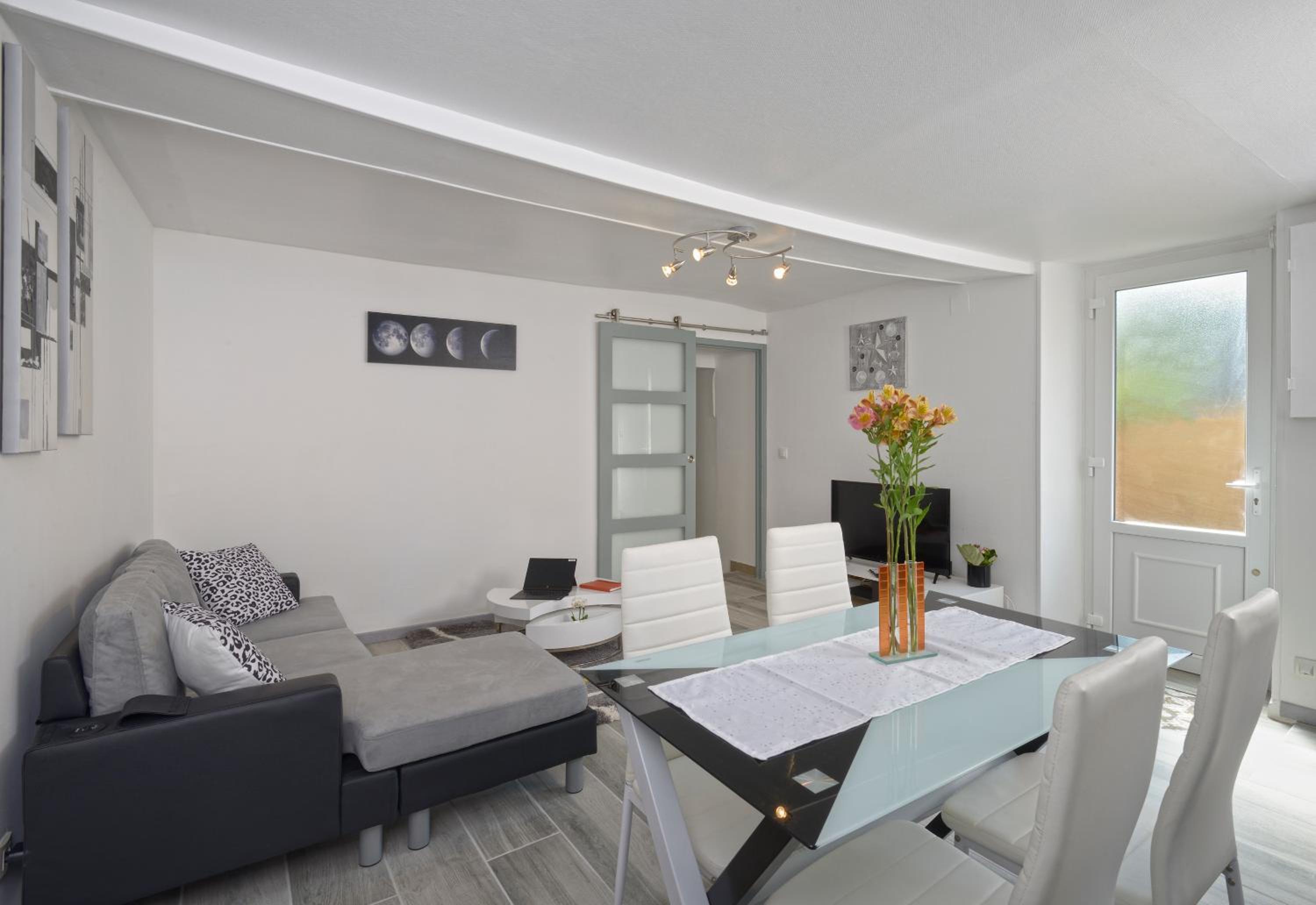 One-Bedroom Apartment - Photo 1