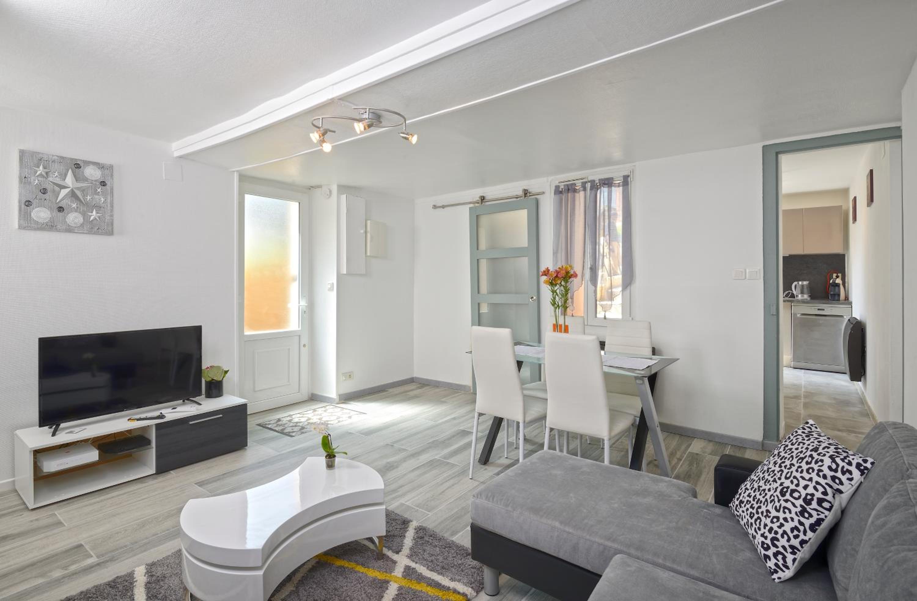 One-Bedroom Apartment - Photo 3