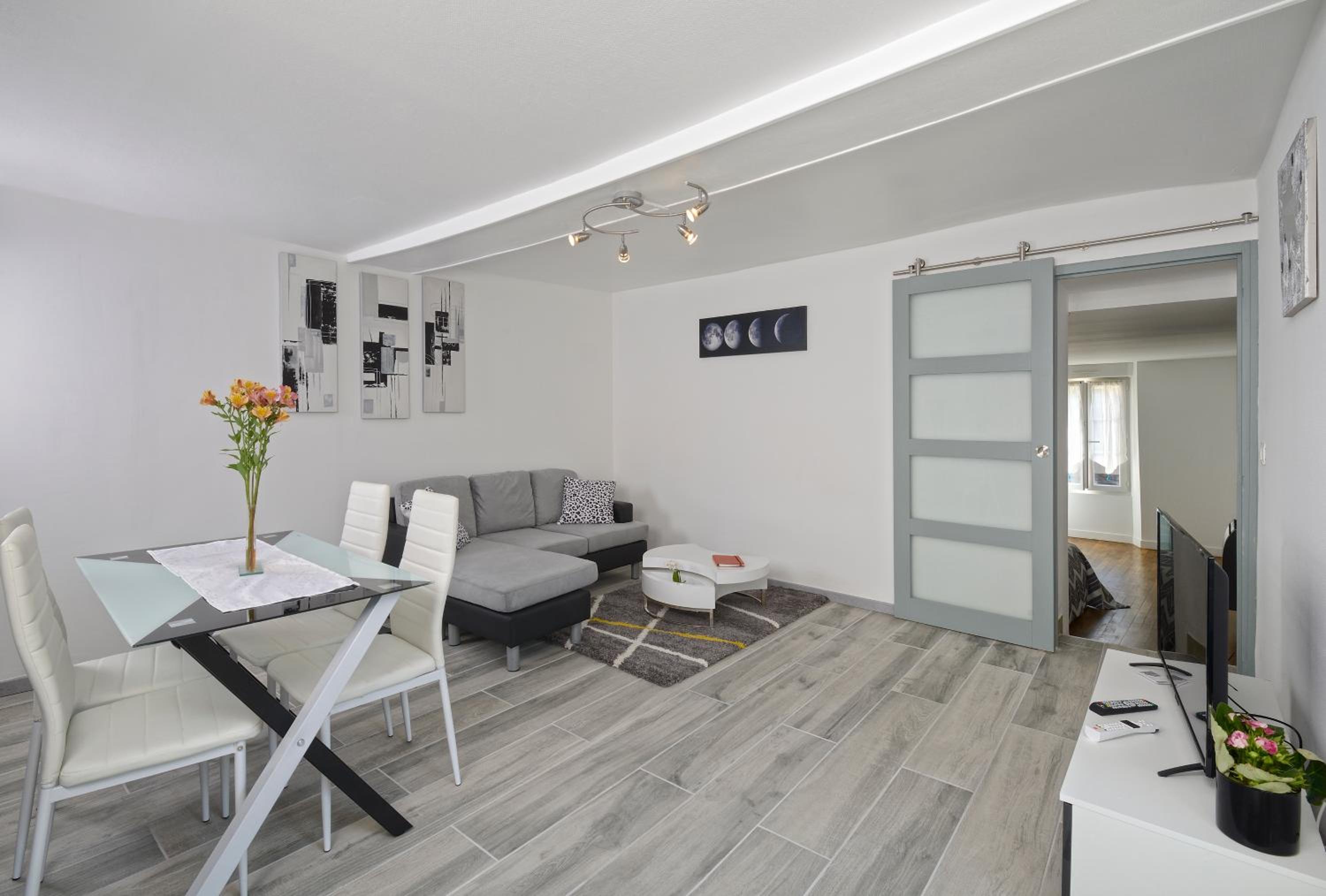One-Bedroom Apartment - Photo 2