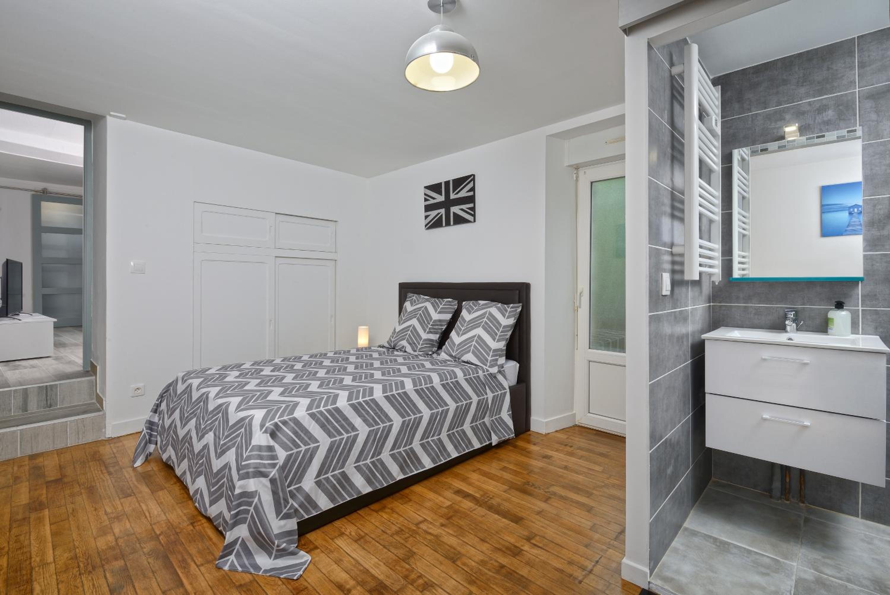 One-Bedroom Apartment - Photo 6