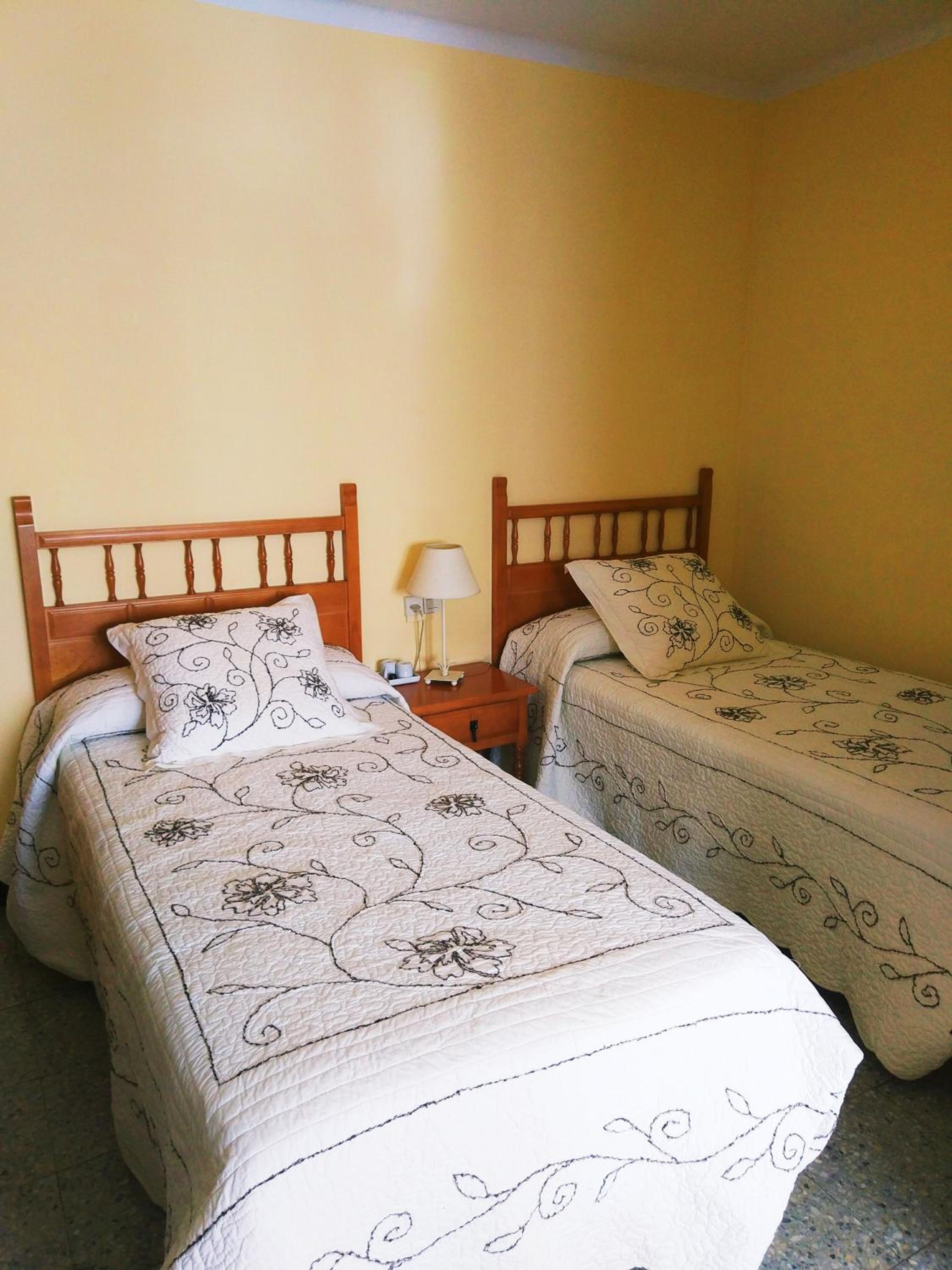 Twin Room with Private Bathroom photo 2