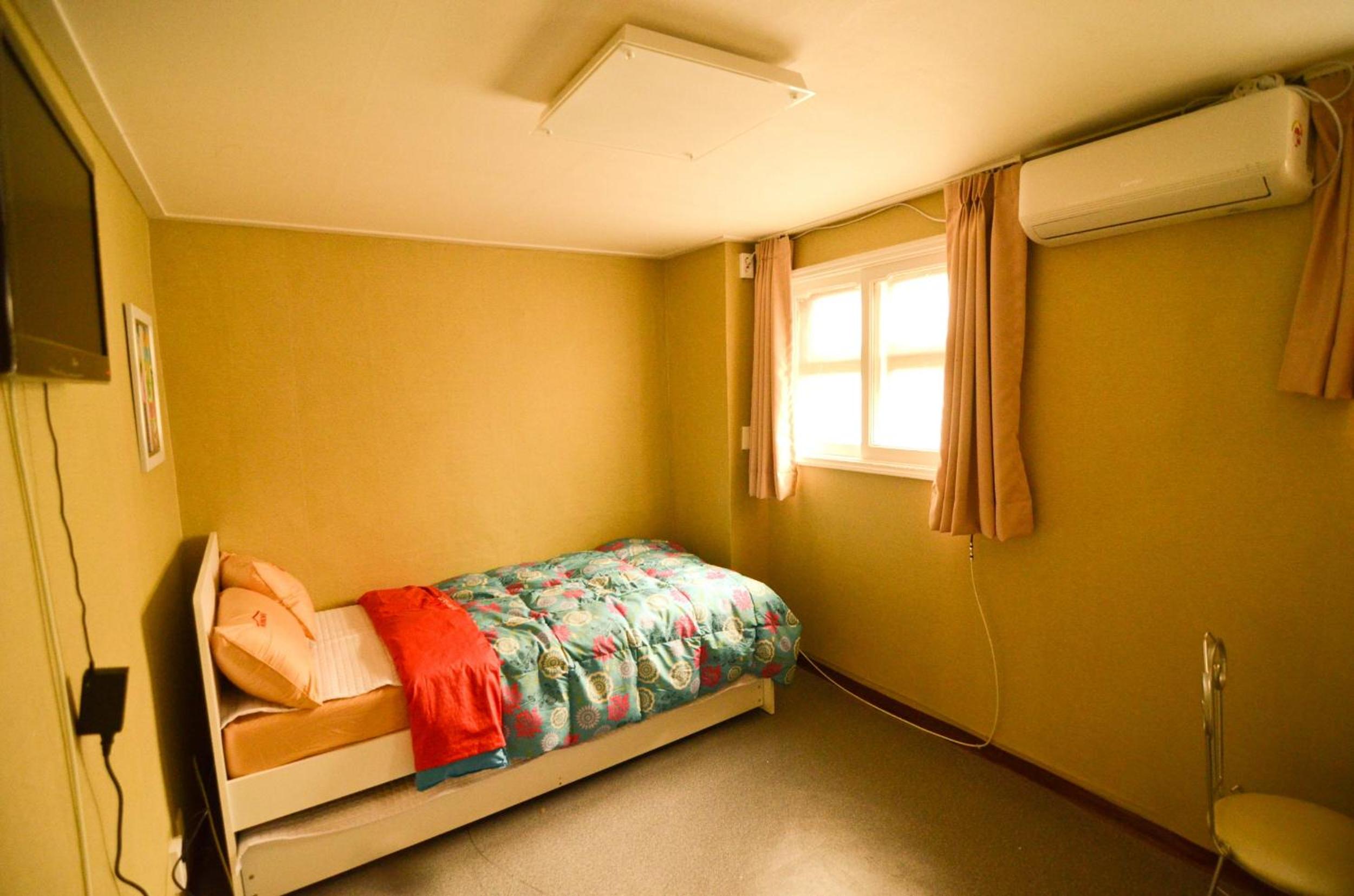 Twin Room - Photo 14