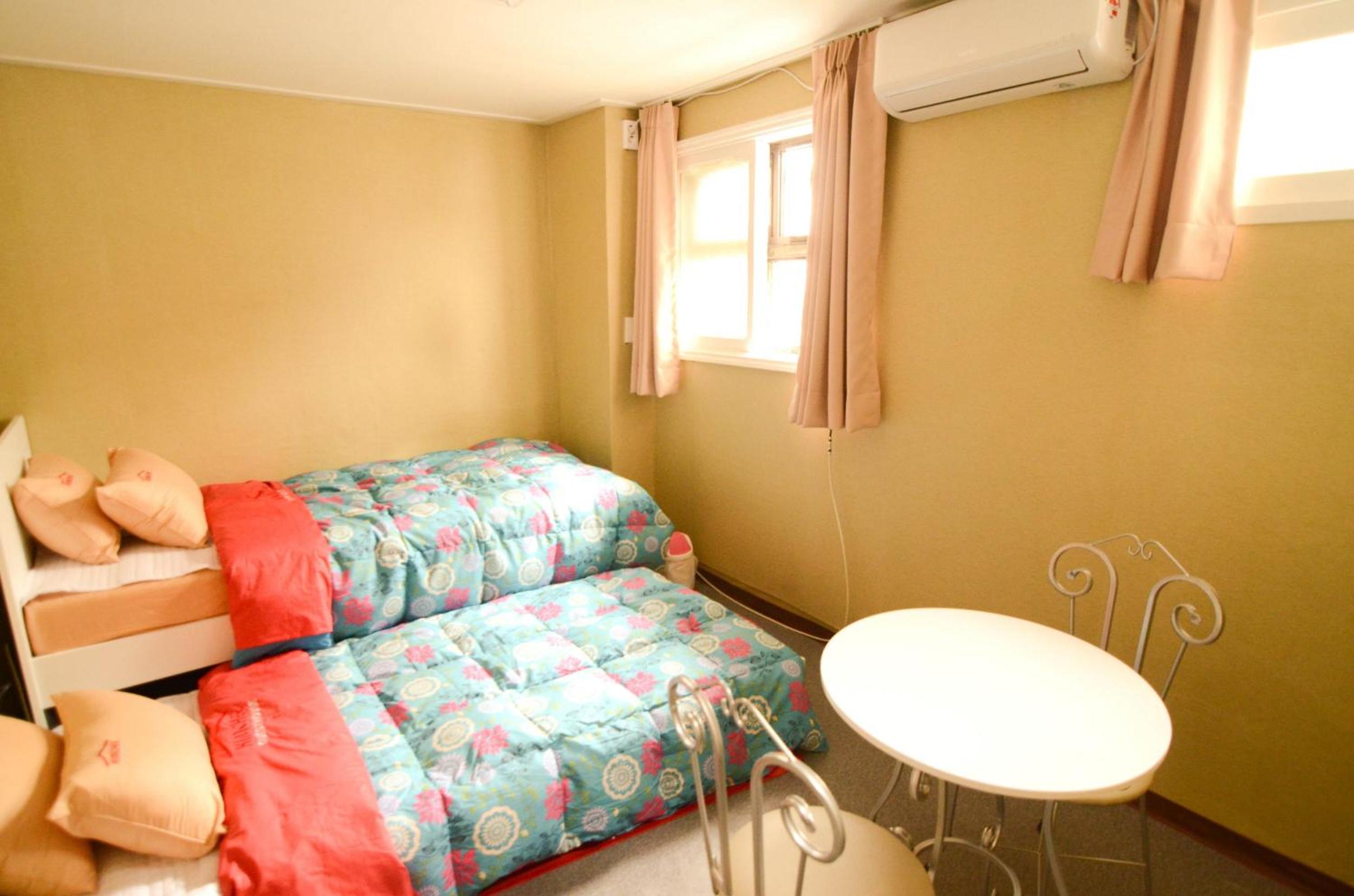 Twin Room - Photo 8