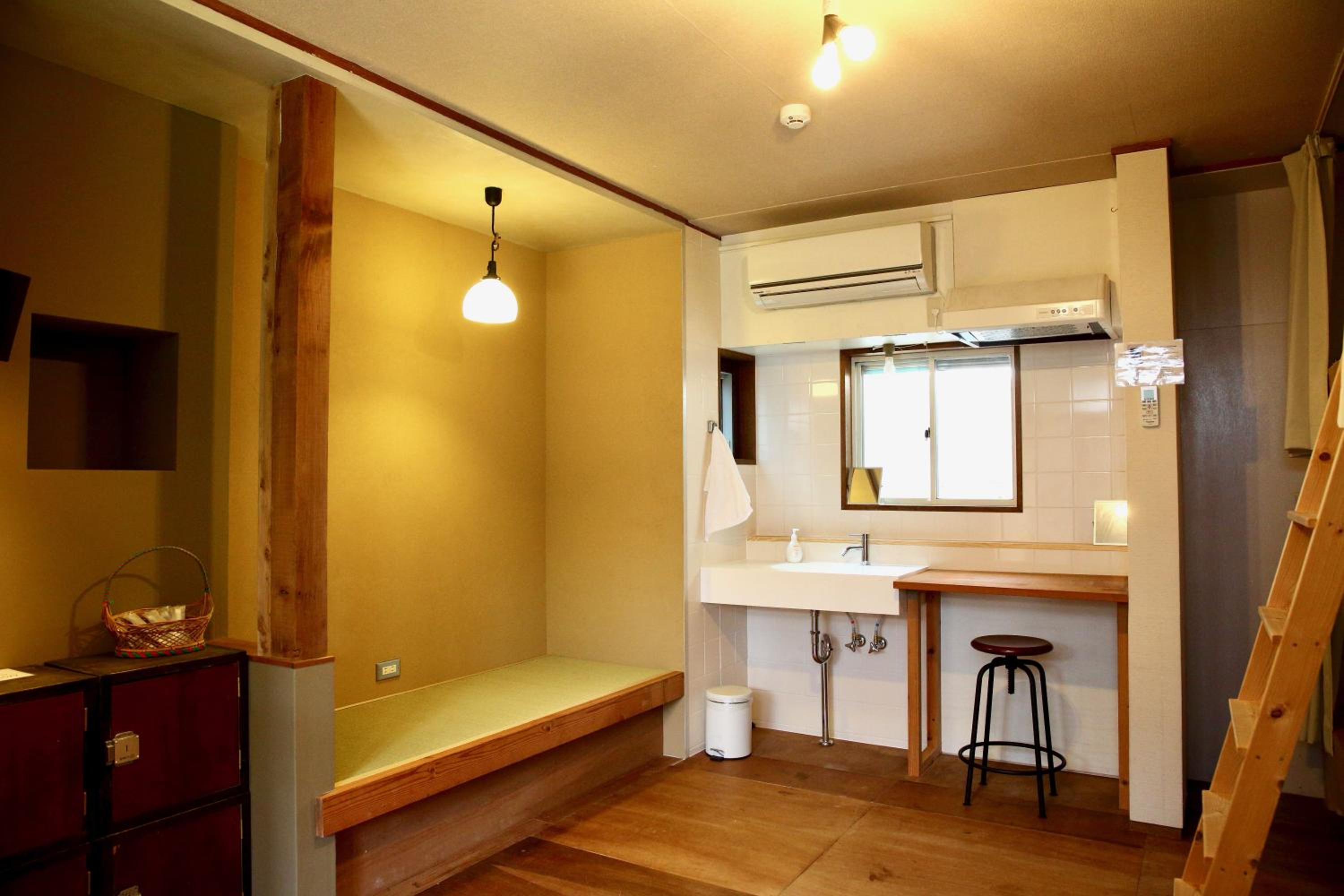 Economy Quadruple Room with Shared Bathroom photo 3