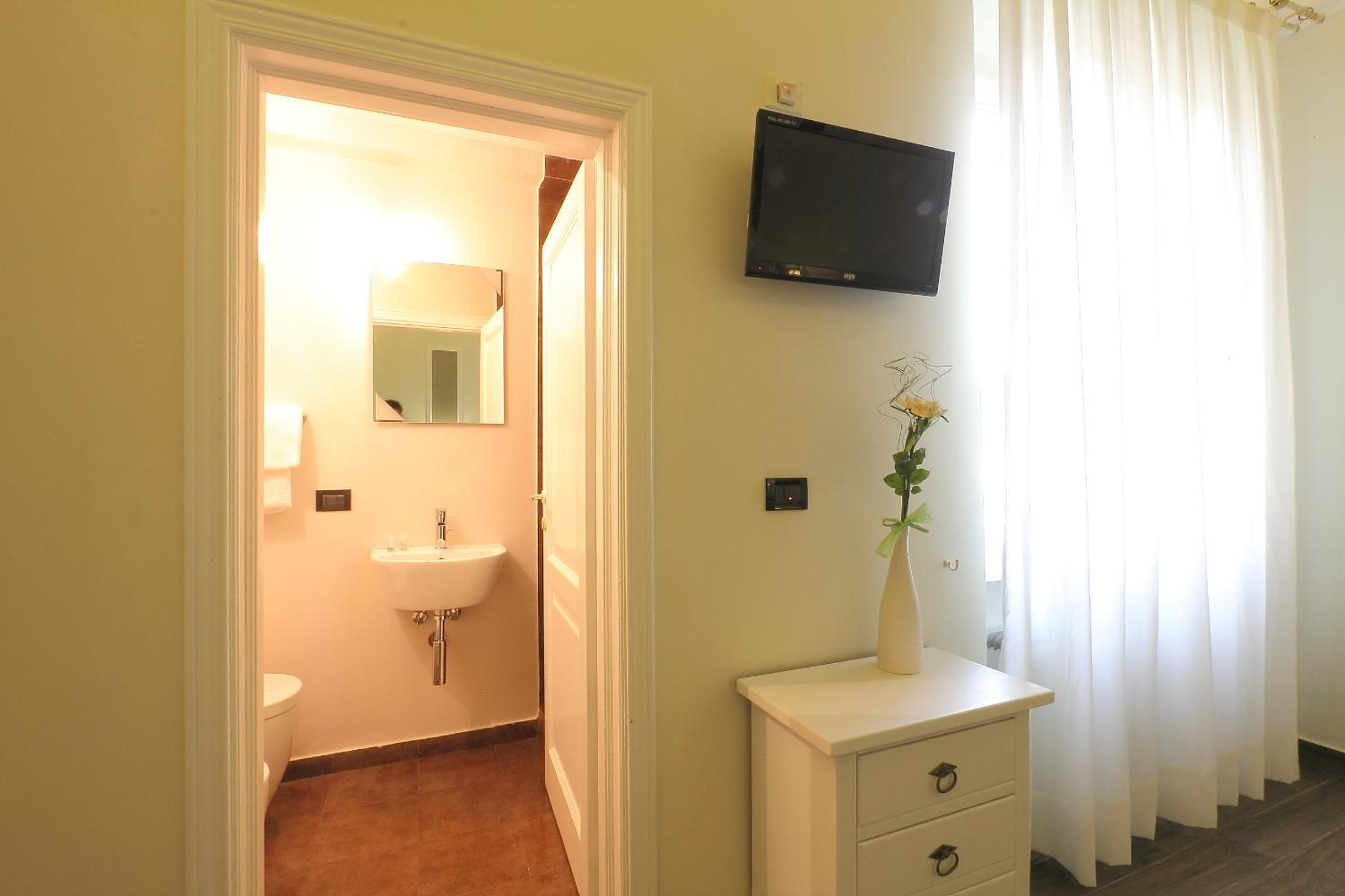 Triple Room thumbnail 5