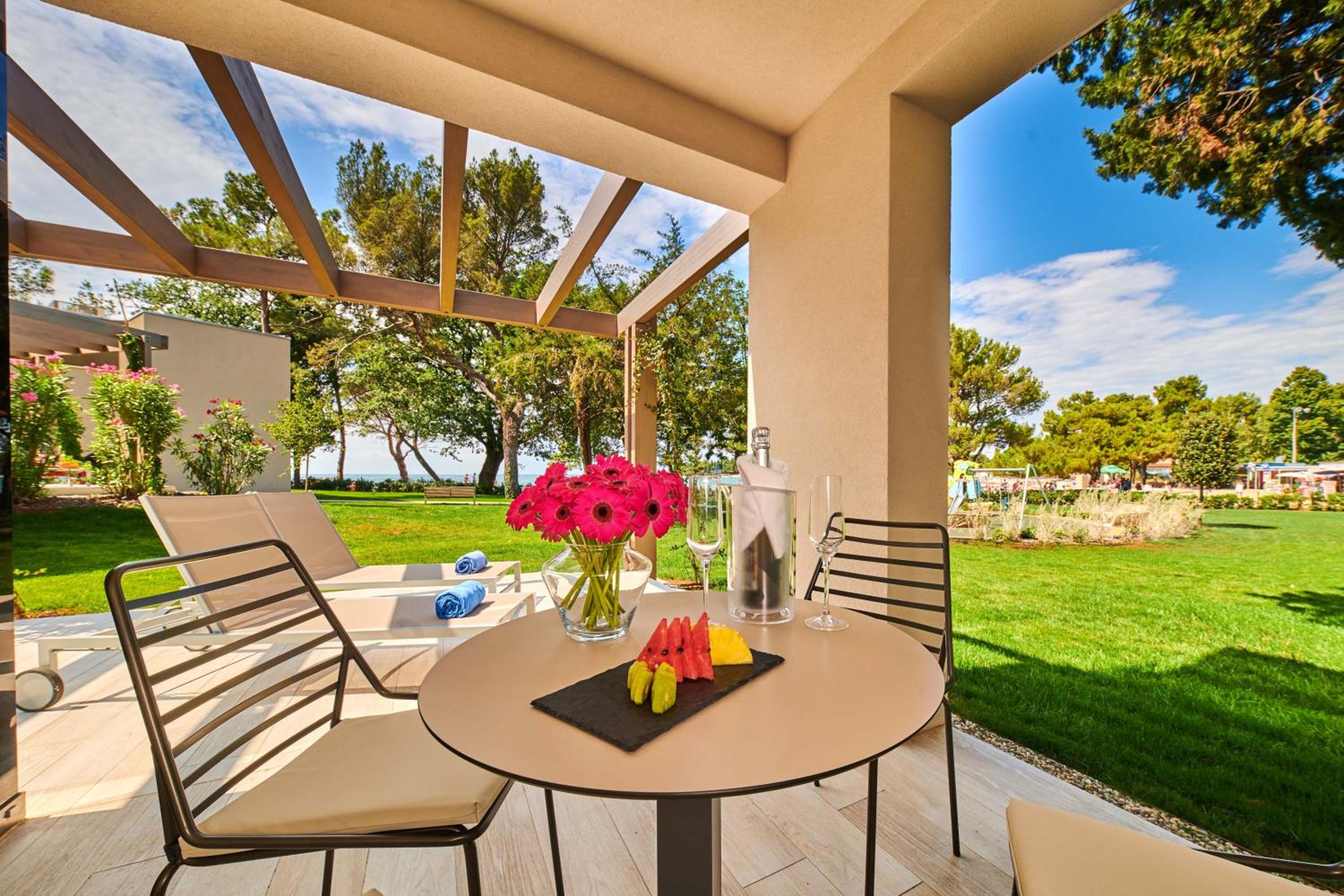 Superior Family Room - Park Side photo 2
