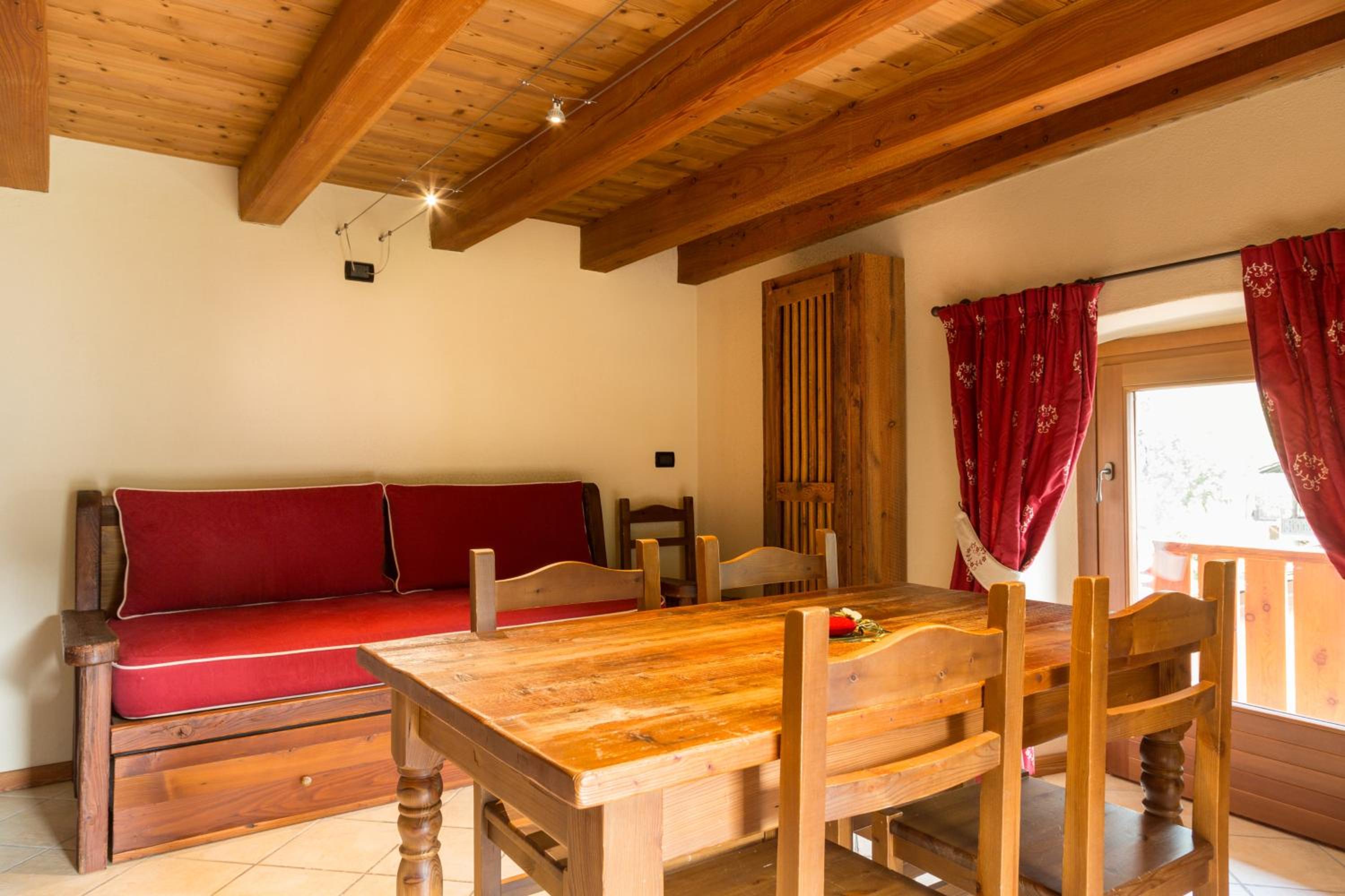 Two-Bedroom Apartment - Split Level photo 2