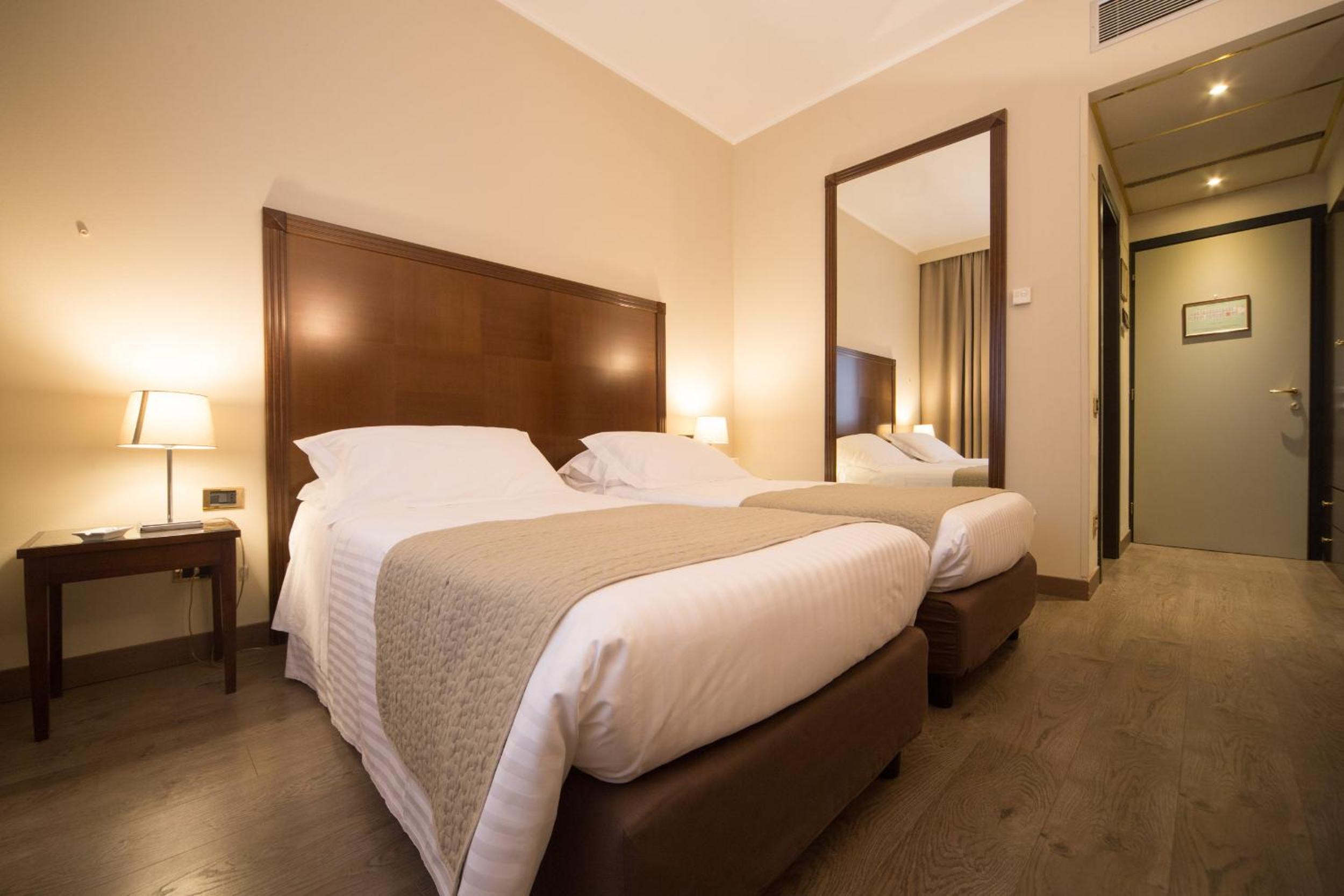 Twin Room - Photo 10