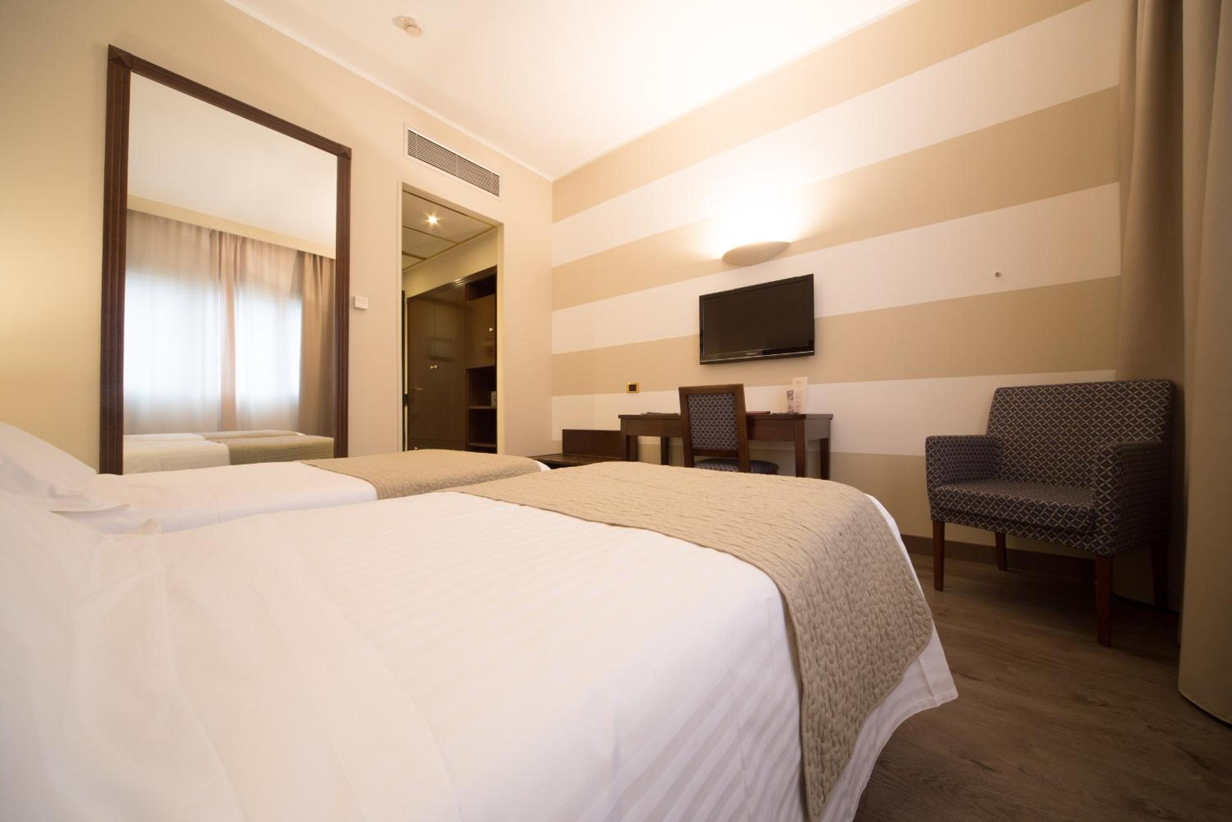 Twin Room - Photo 1