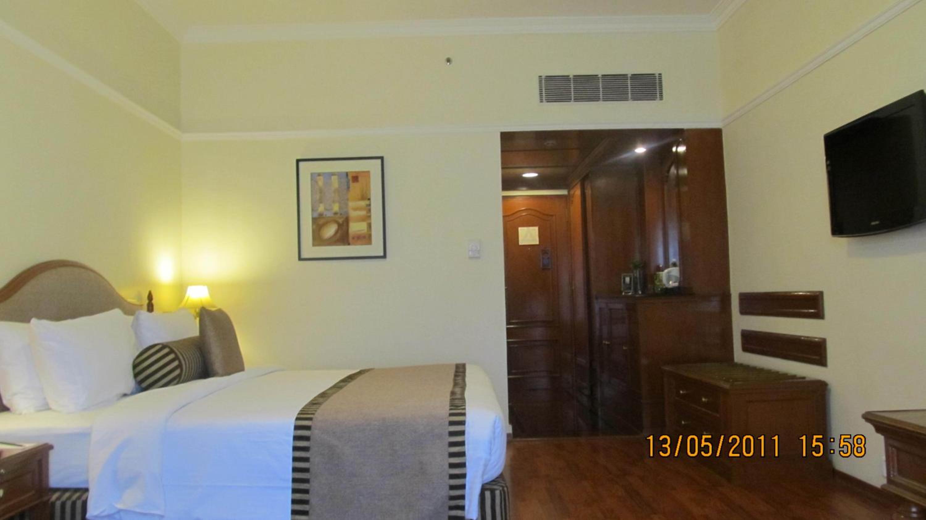 Deluxe Room King Bed photo 2