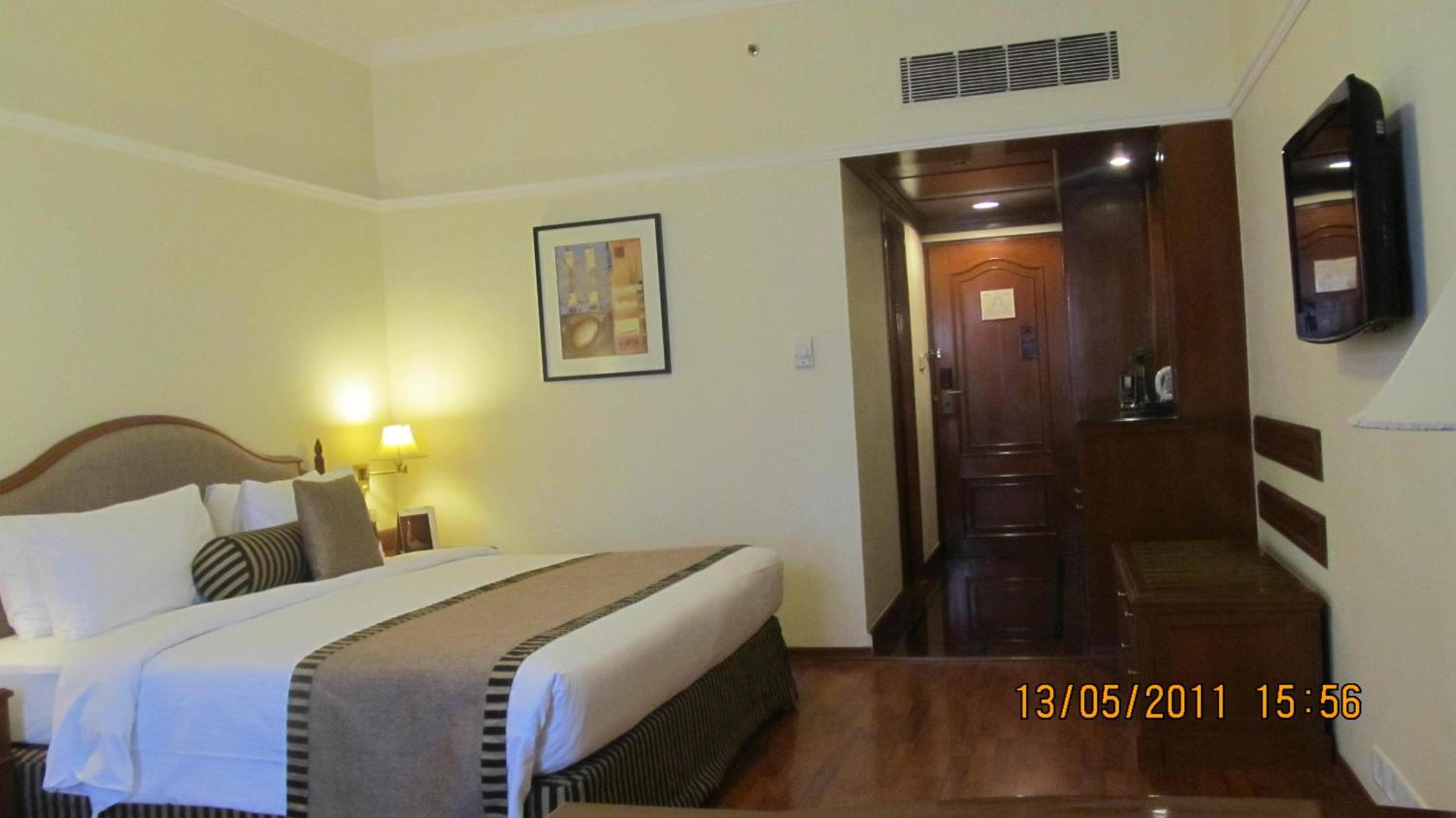 Deluxe Room King Bed photo 1